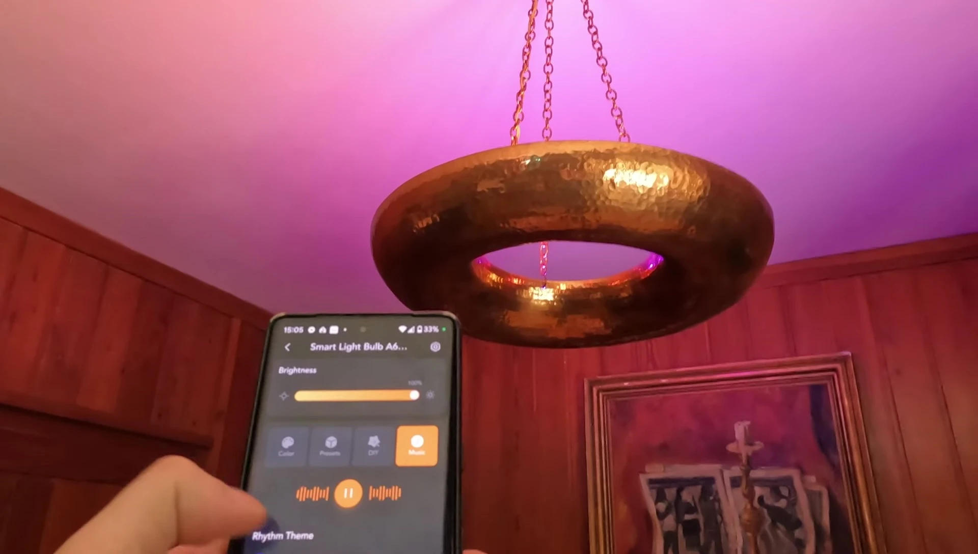 Image highlighting the Bluetooth and Wi-Fi connectivity features.