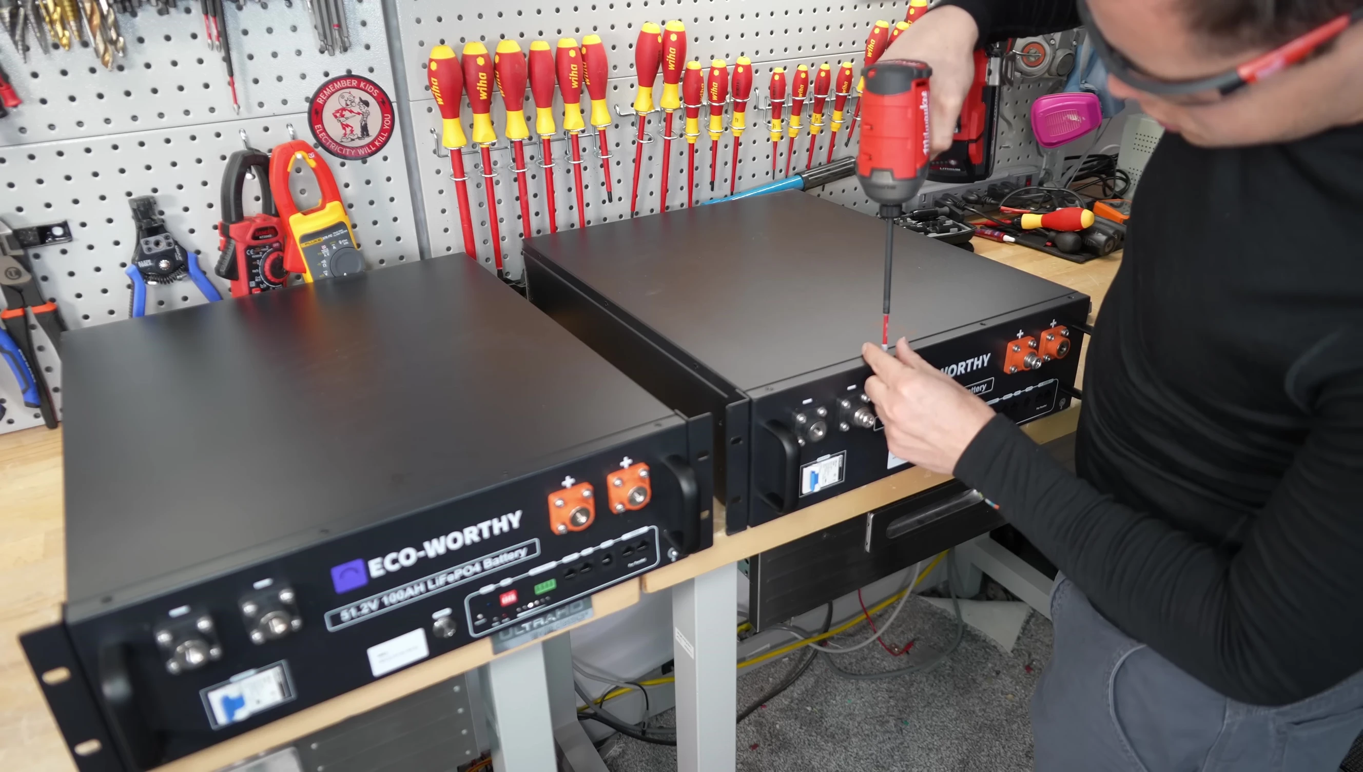 Screenshot of the internal components of a battery.