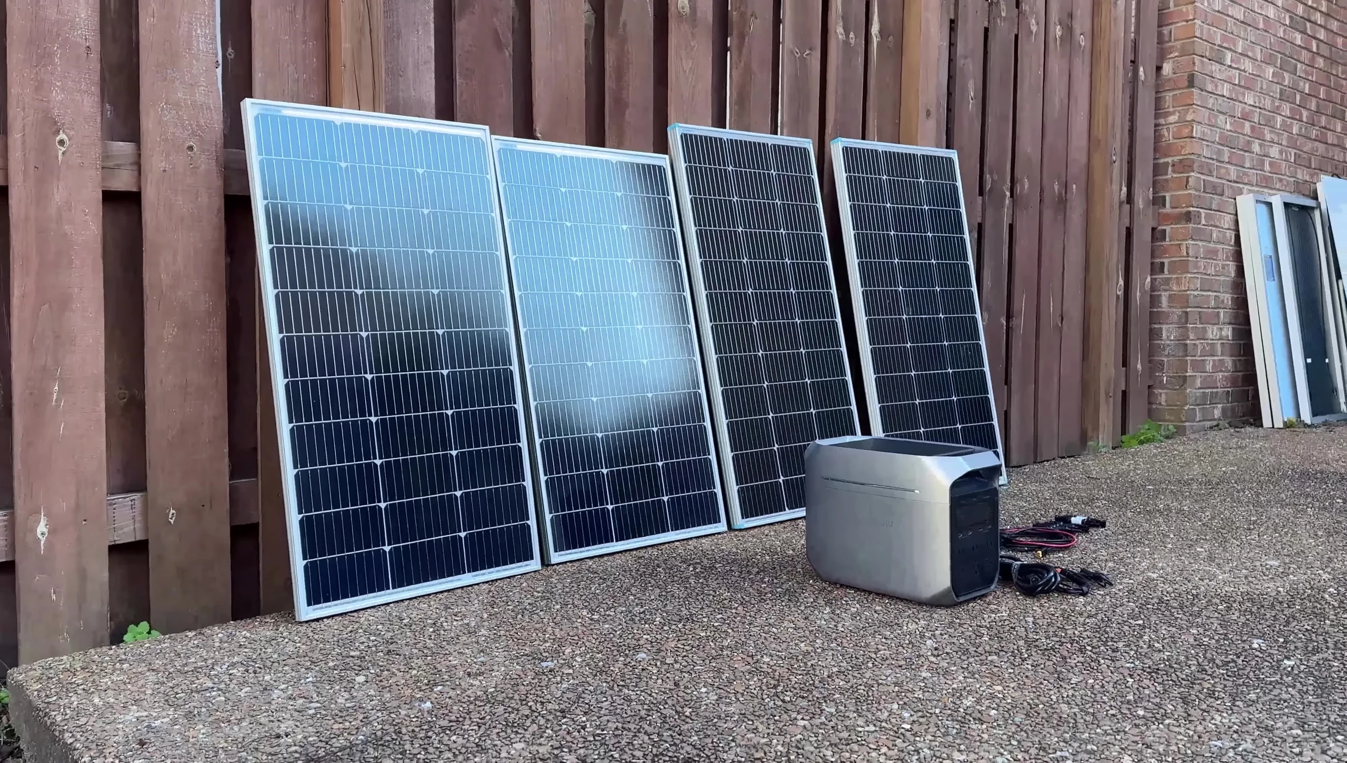 Diagram illustrating the series-parallel connection of four 100W solar panels.