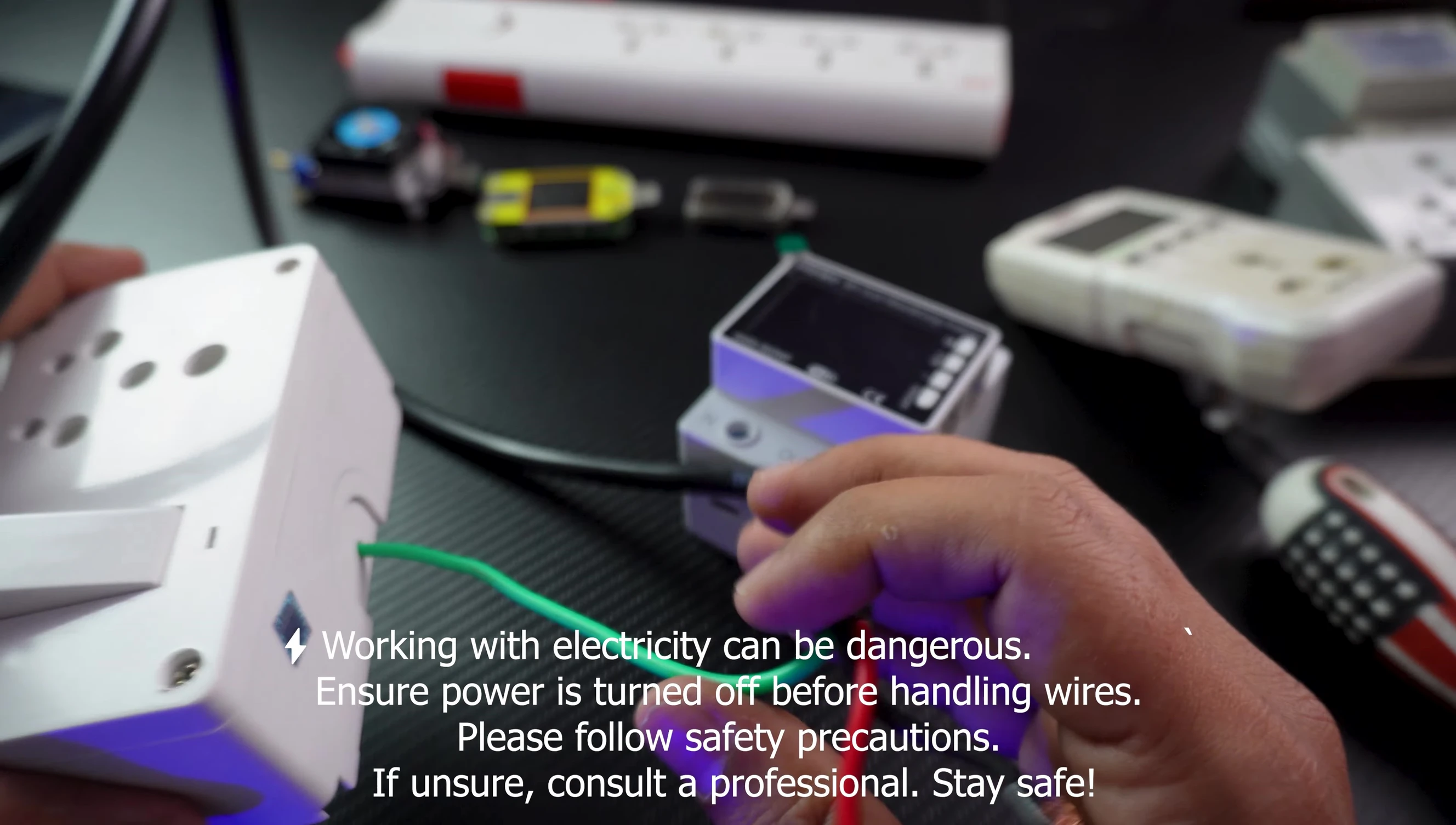 Connecting the 2.5mm wire to the 5-amp socket.
