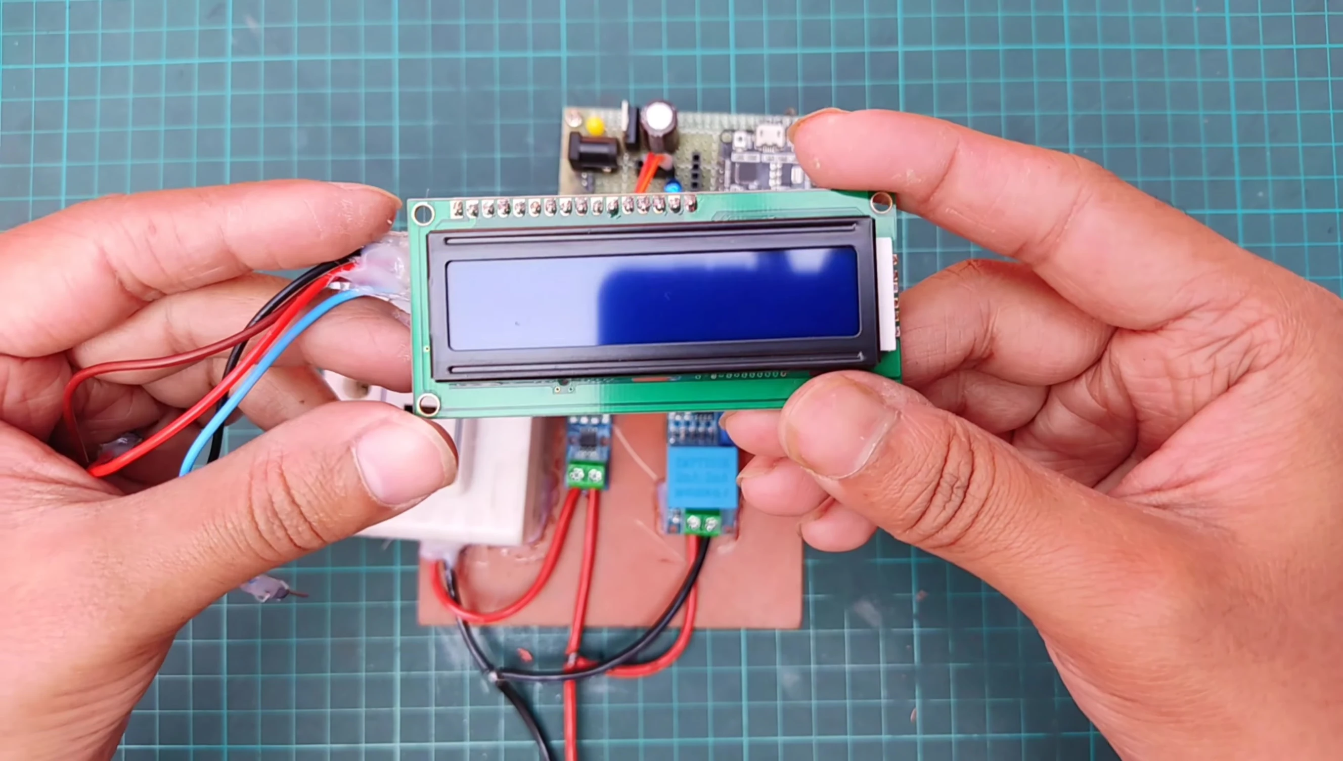 Connecting the LCD displays to the ESP32