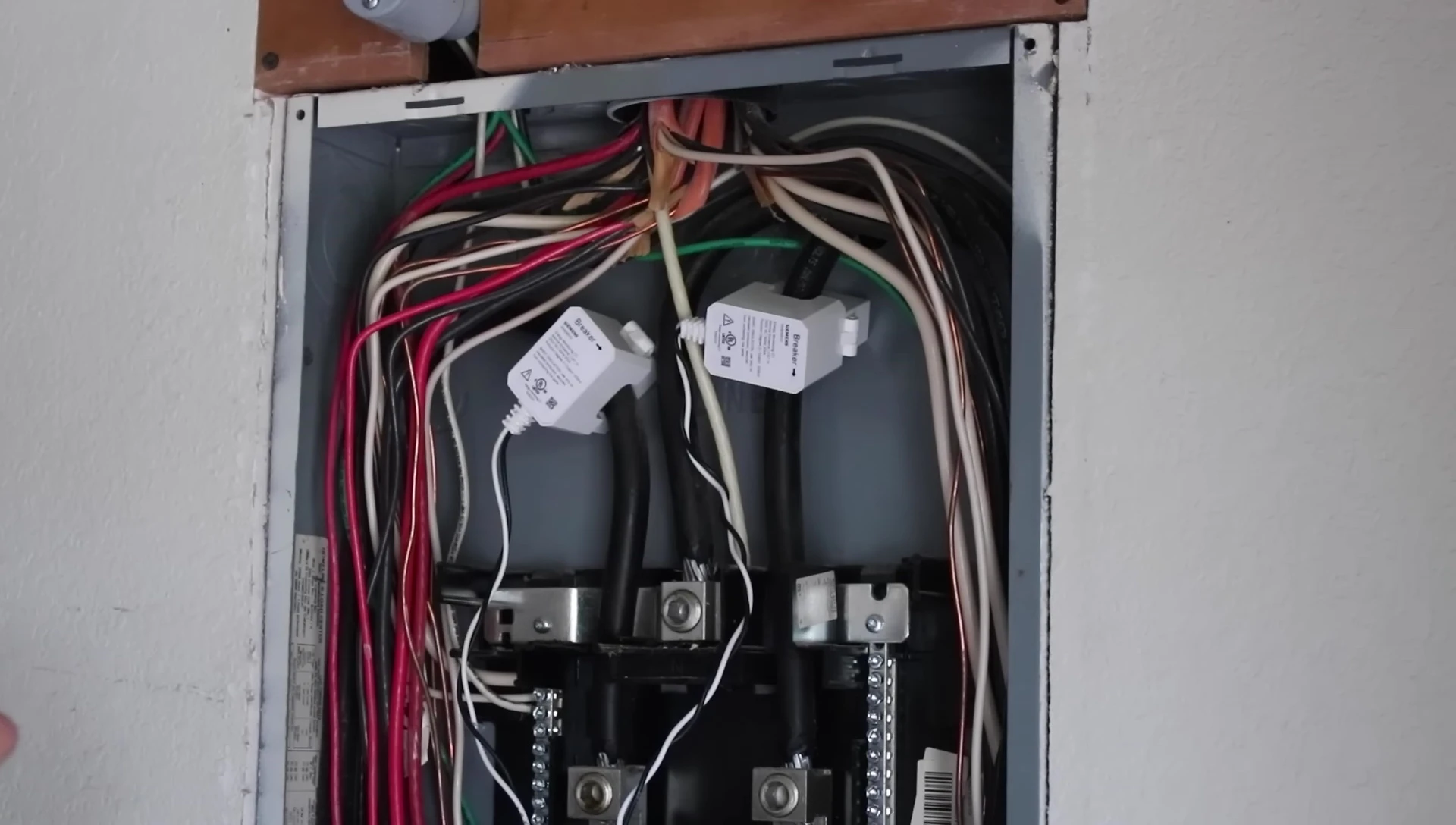 Highlighting important installation details: arrow direction on sensors