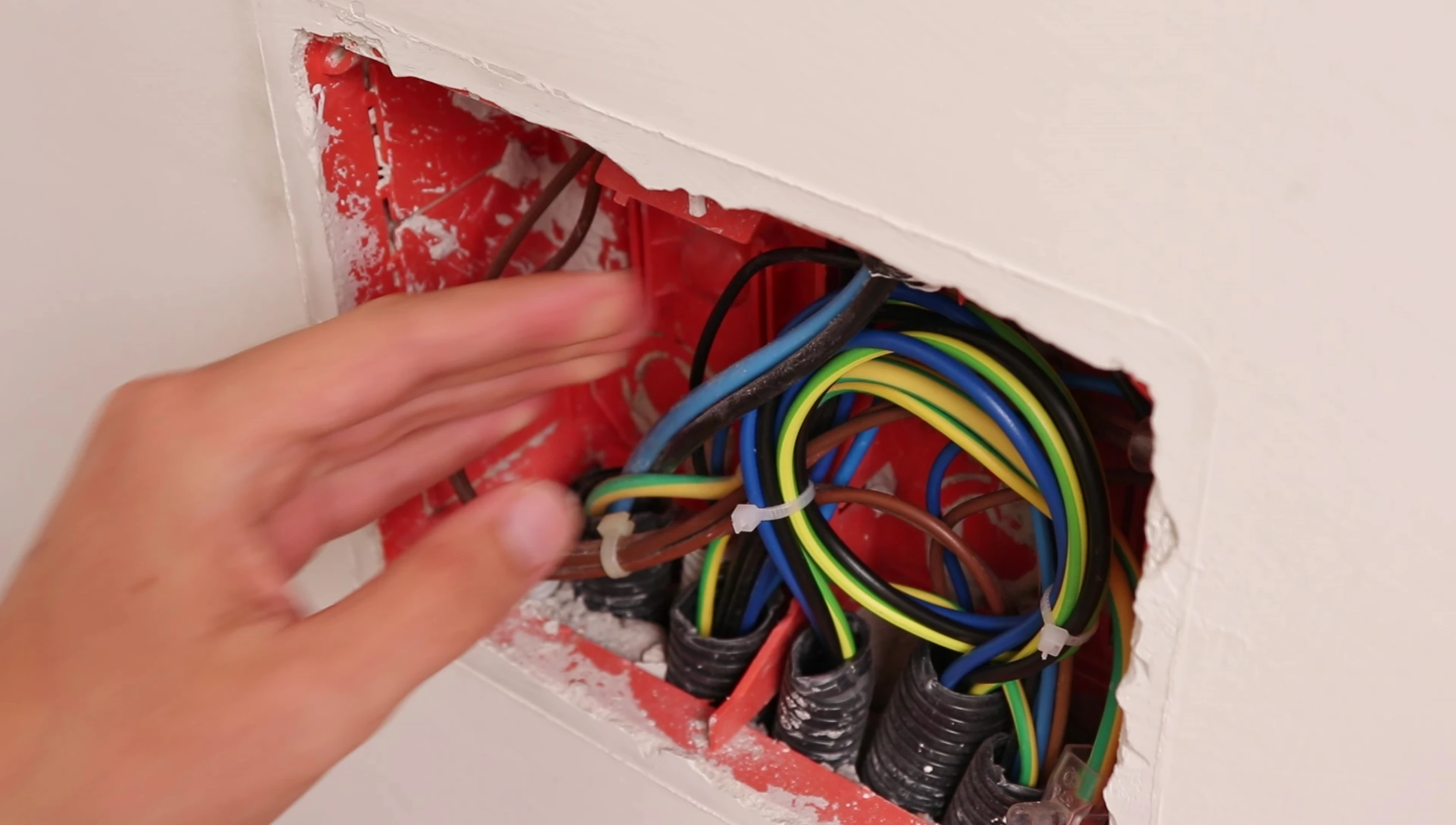 Screenshot showing the location of the main power cable.