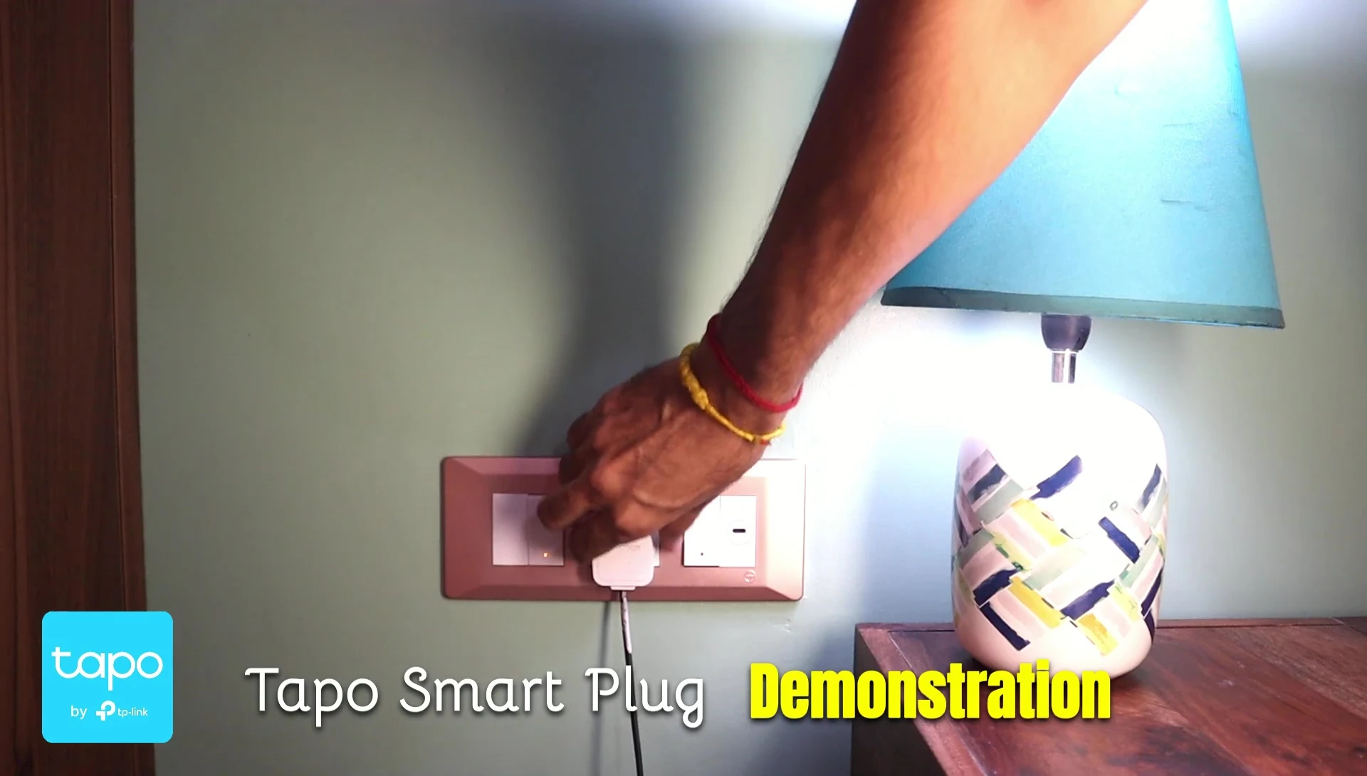 Demo of Tapo P110 controlling a table lamp.