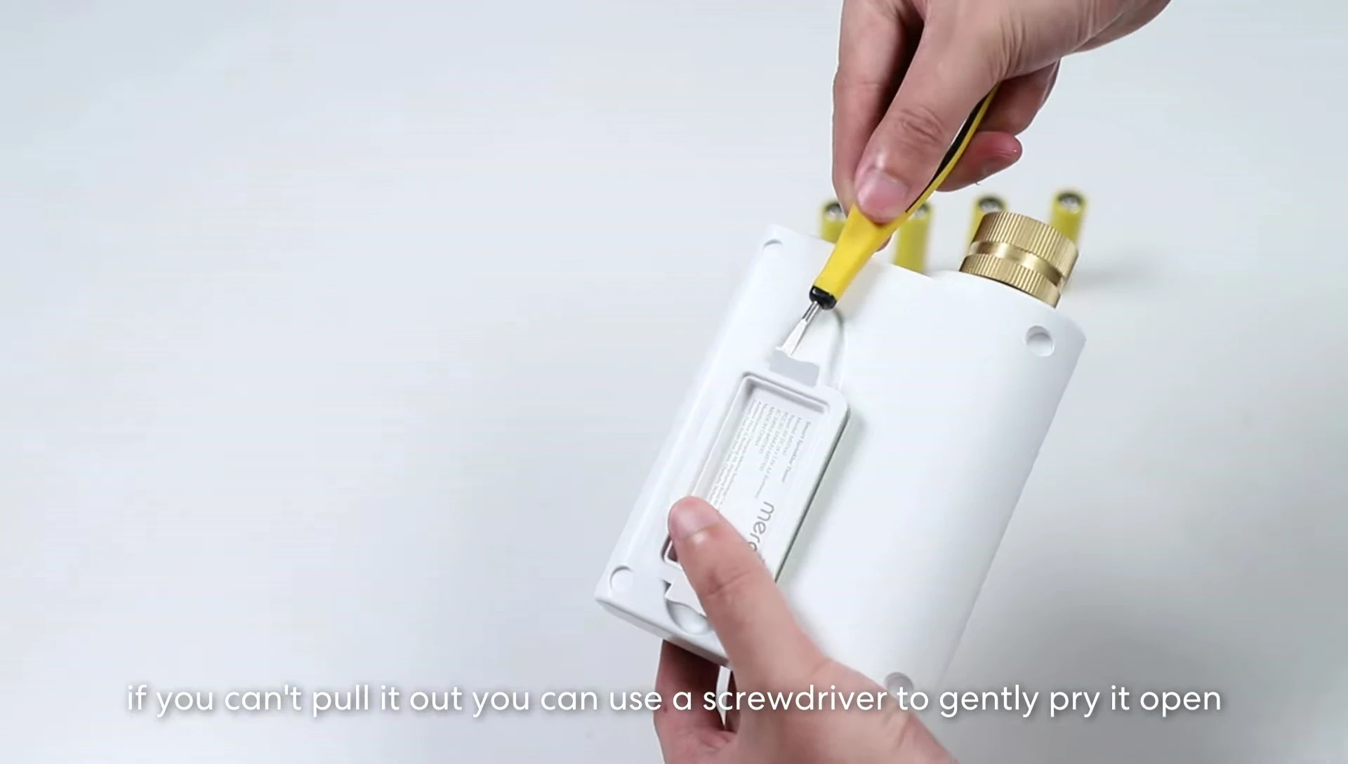 Opening the battery compartment