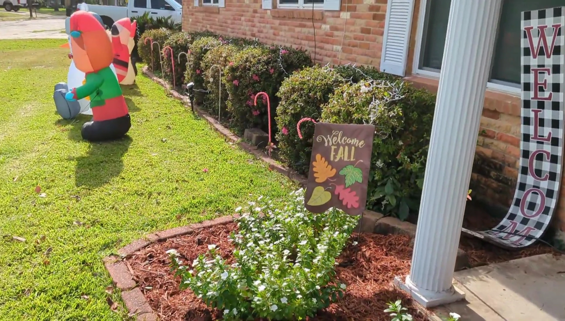 Outdoor decorations illuminated and controlled by the smart plug.