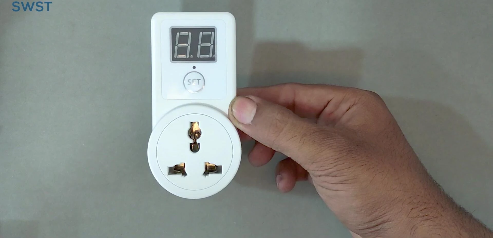 Close-up showing the timer's buttons and display screen while the time is being set.
