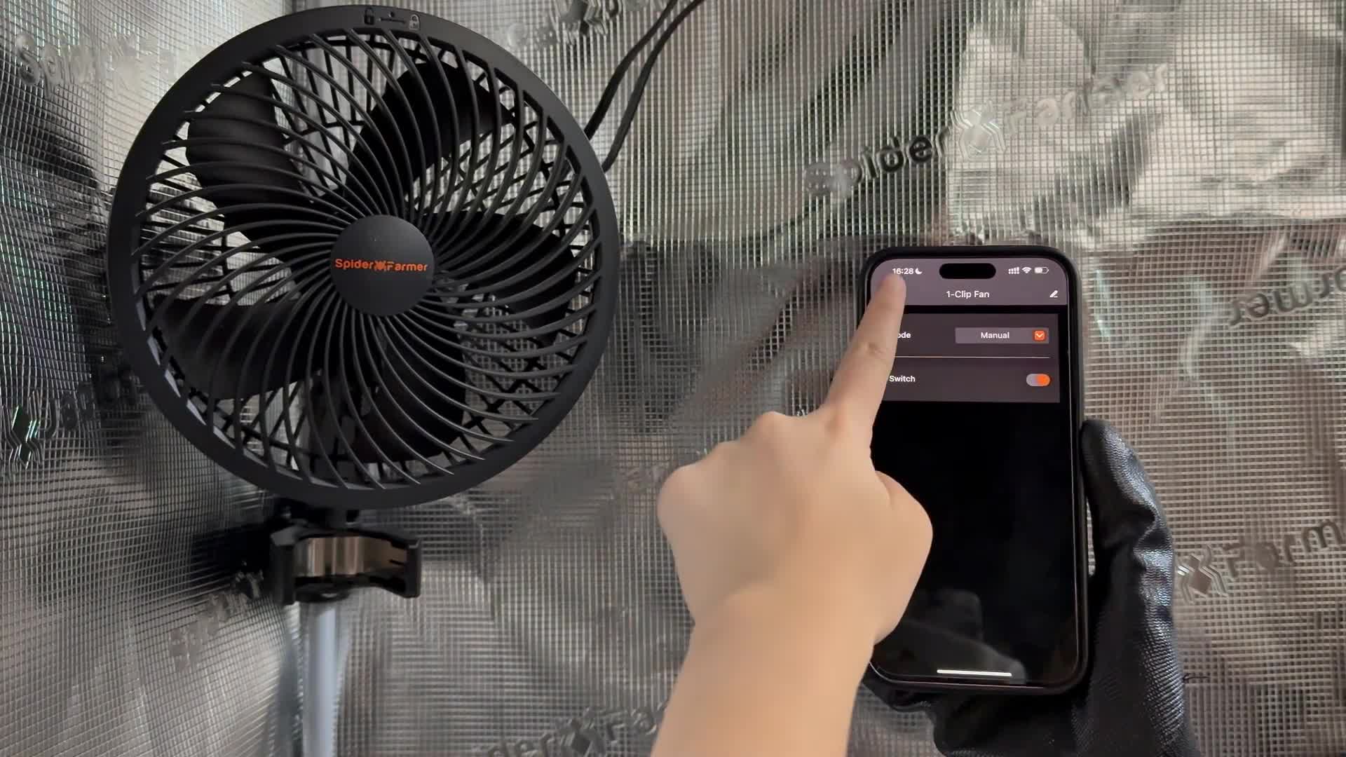 App interface showing the switch between manual and digital control