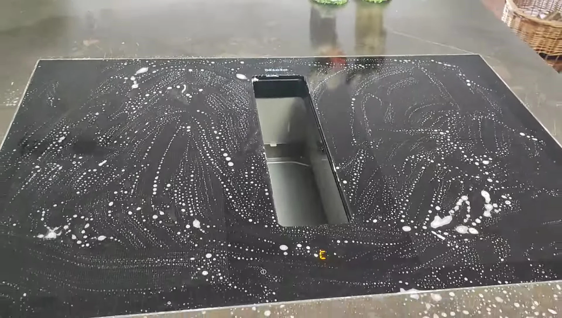 Cleaning the integrated extractor hood