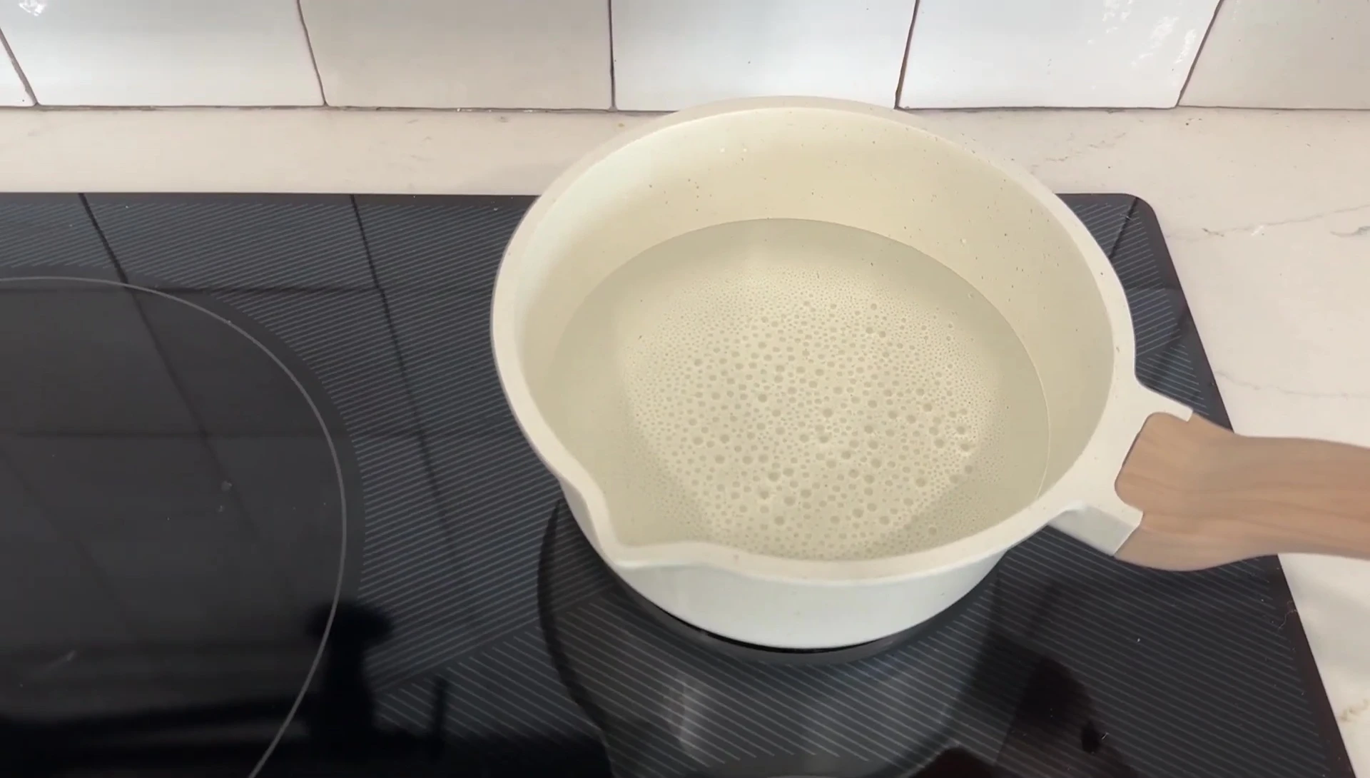 Water almost boiling after a few minutes, showcasing the fast heating.
