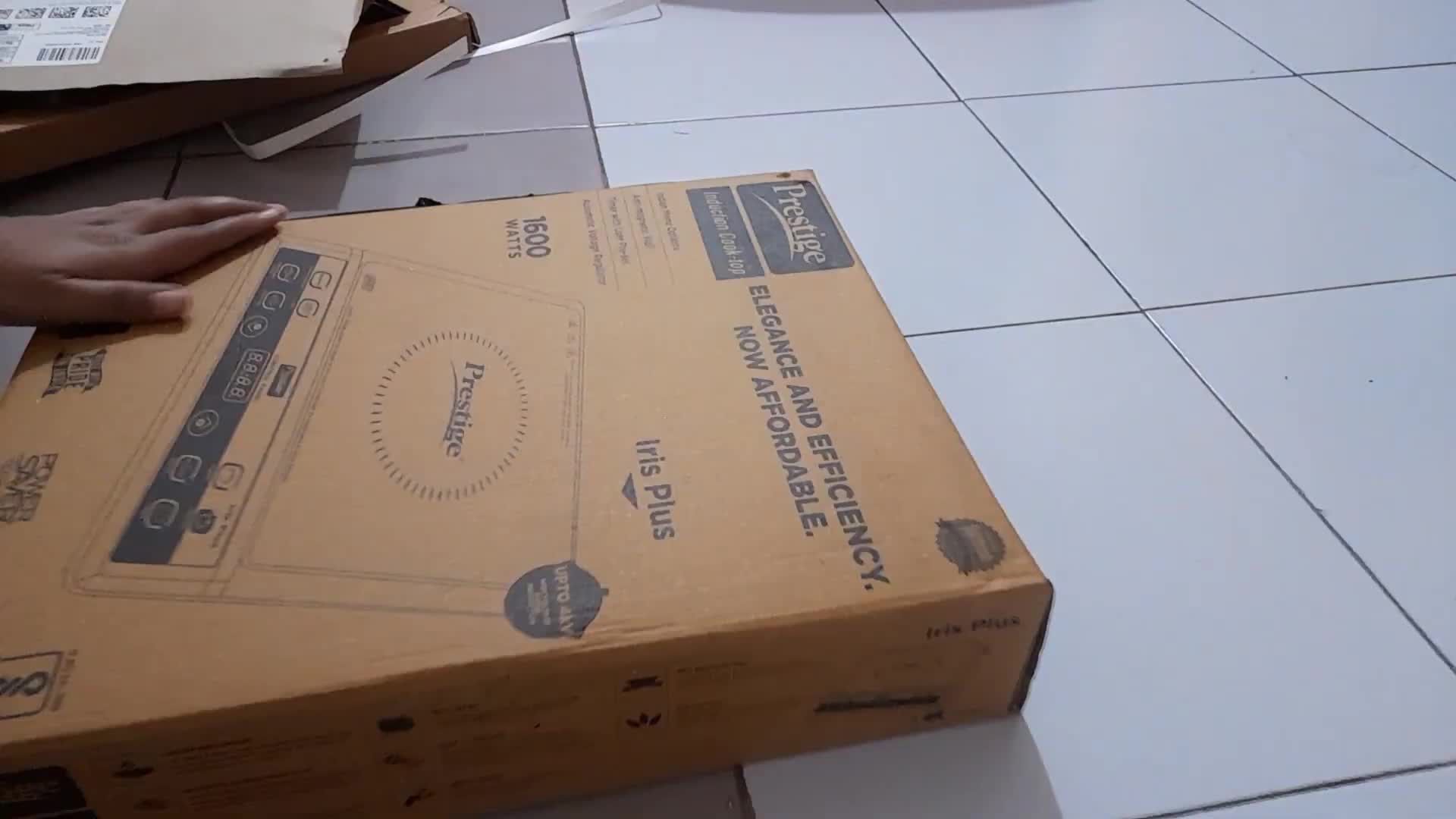 Close-up shot of the cooktop box showing the price.