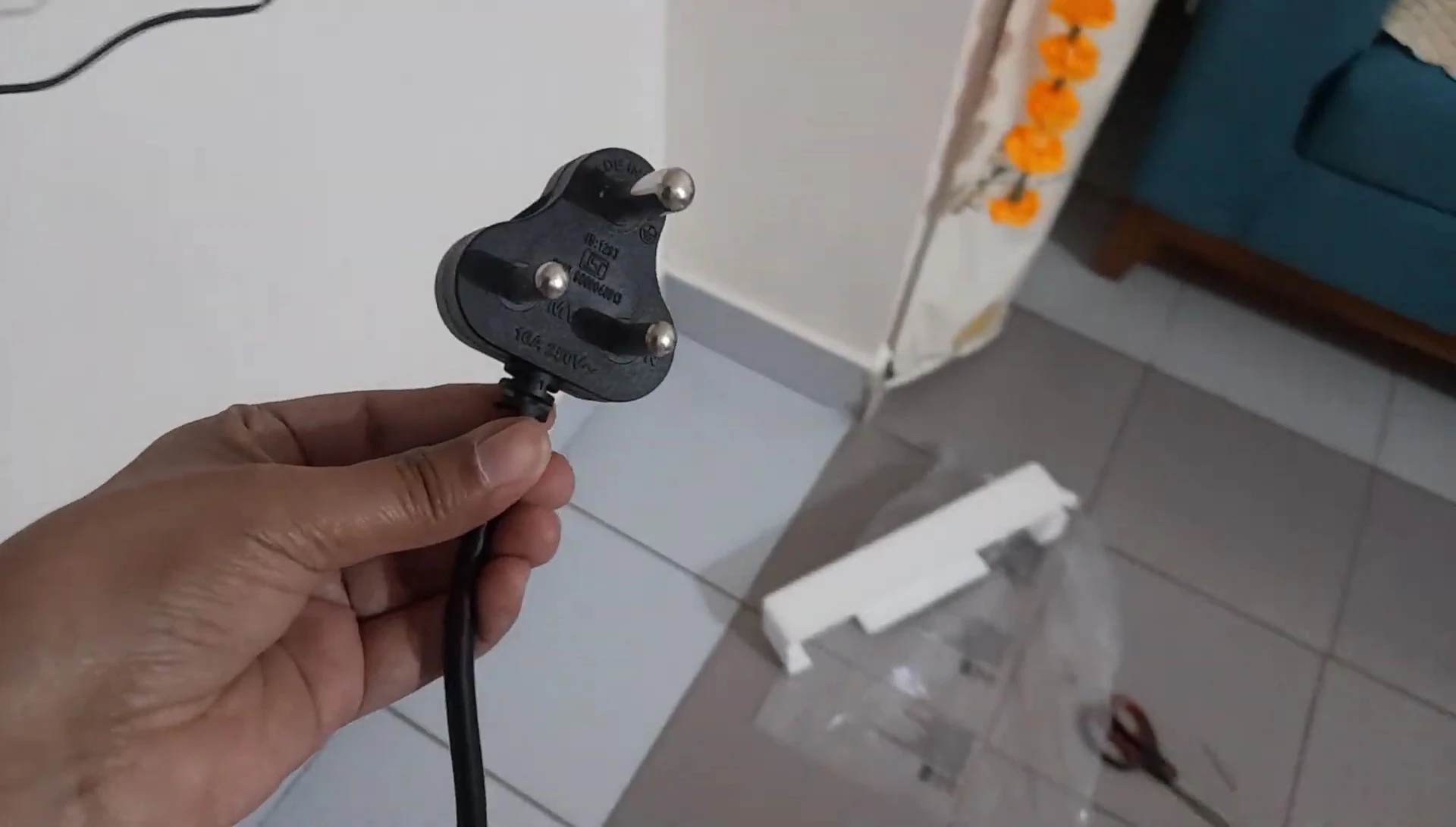 The reviewer demonstrating the plug size issue.