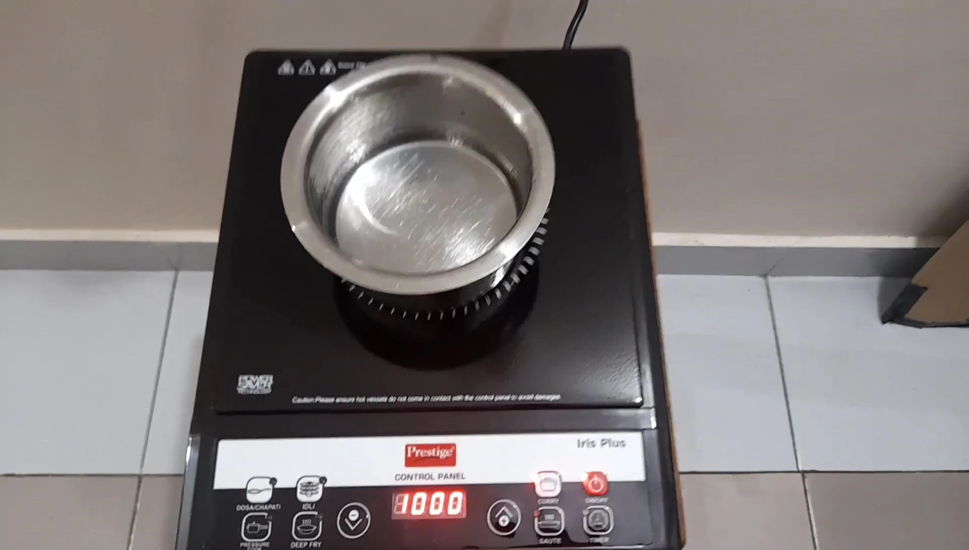 The reviewer emphasizing the loud fan noise.