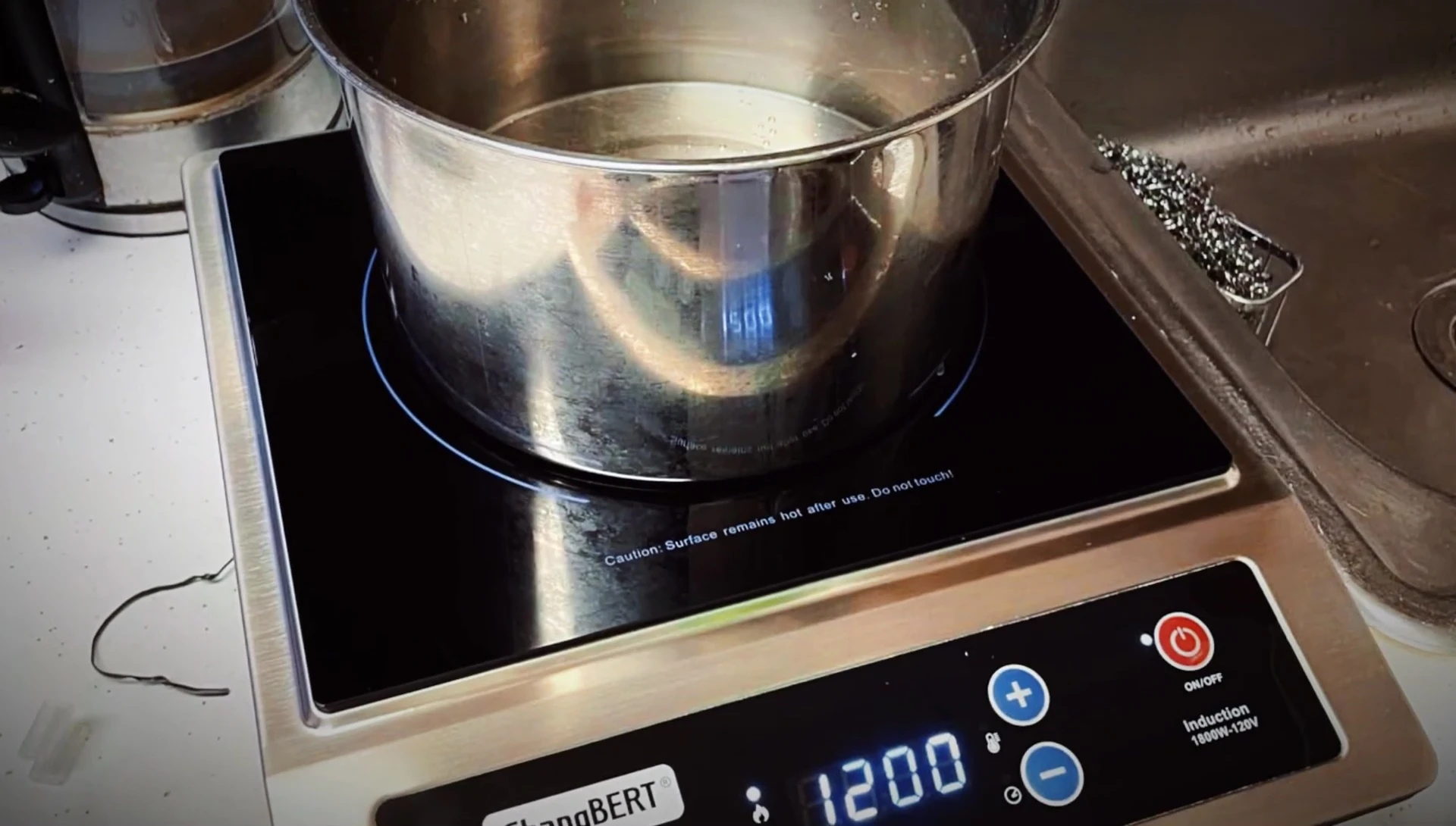 Highlighted safety features of the cooktop