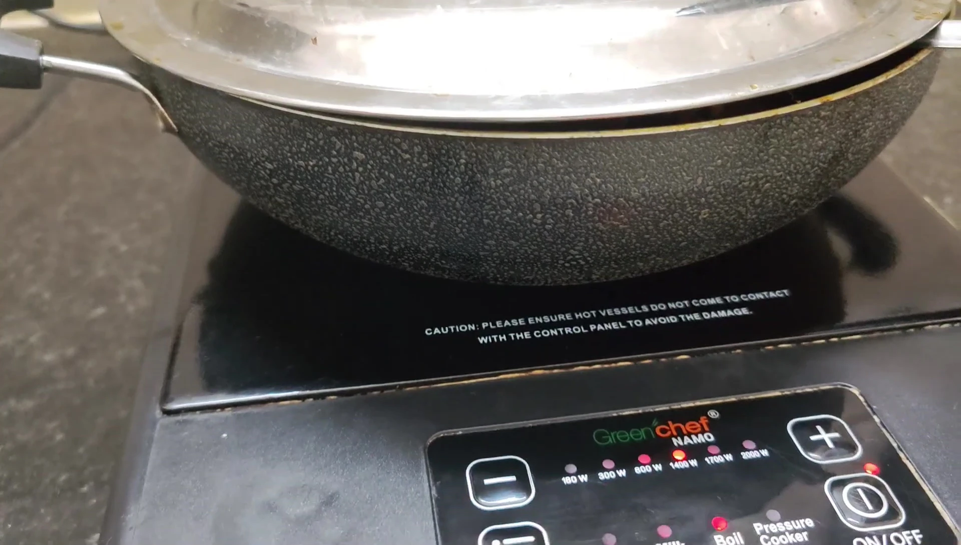 A shot related to the quick shut-off behavior of the induction cooktop.
