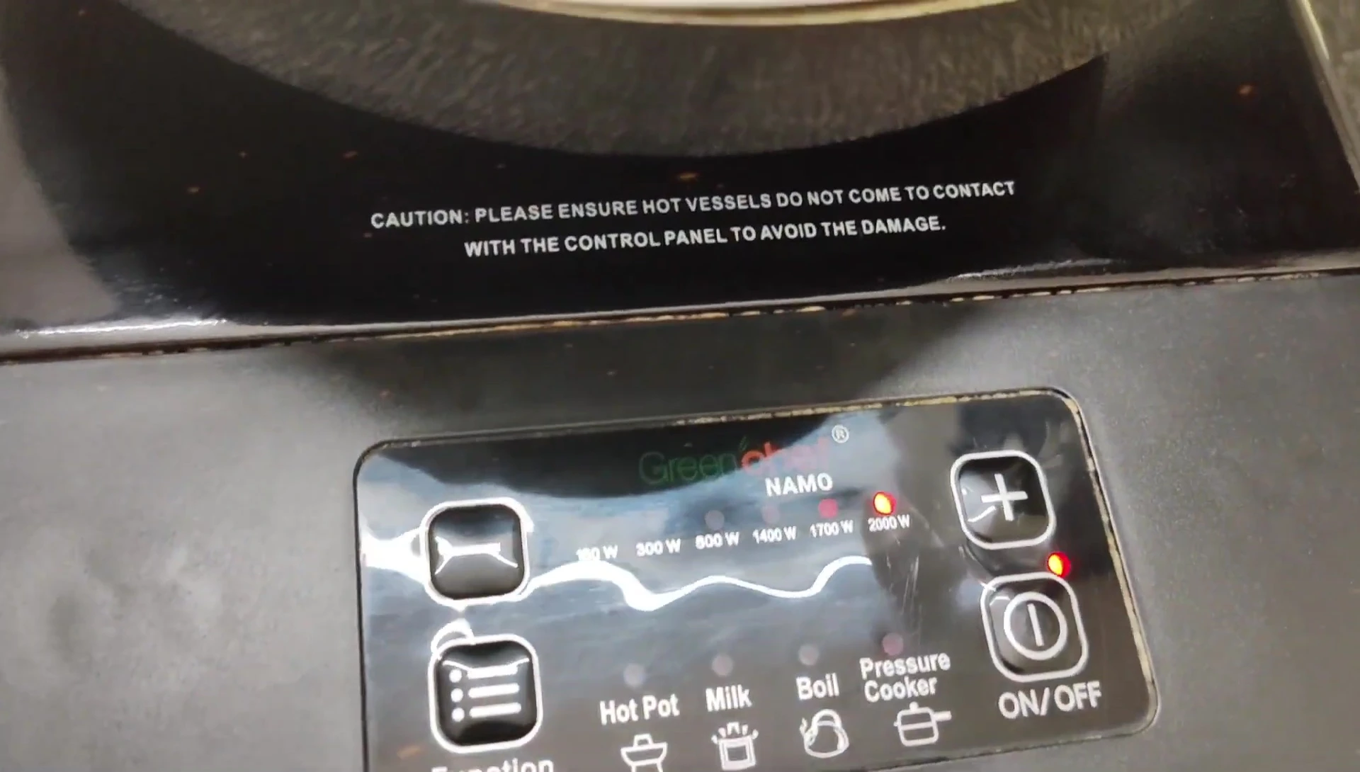 Image highlighting minor scratches on the cooktop, showing its durability.