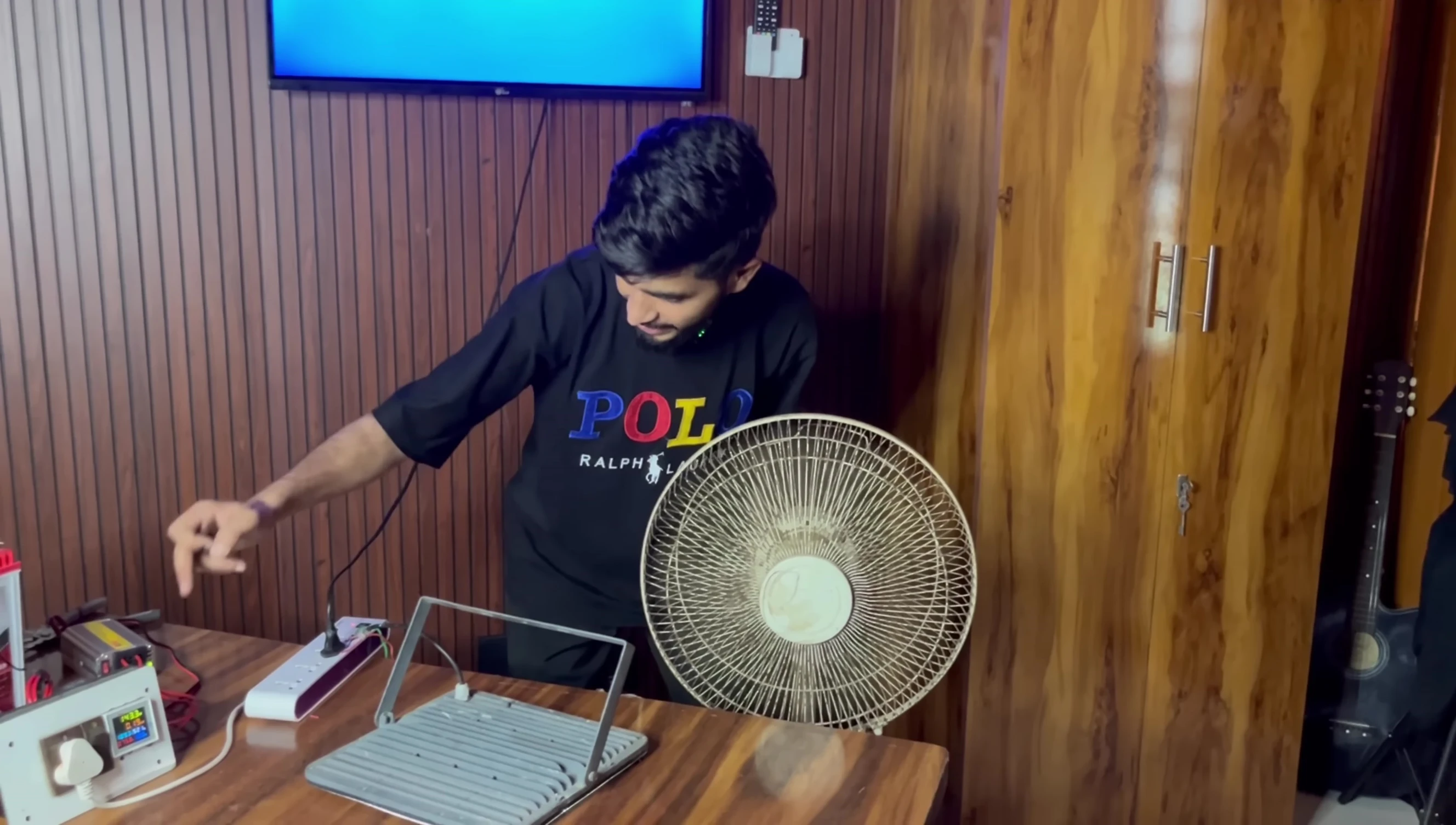 Power meter reading with TV, light, and fan running