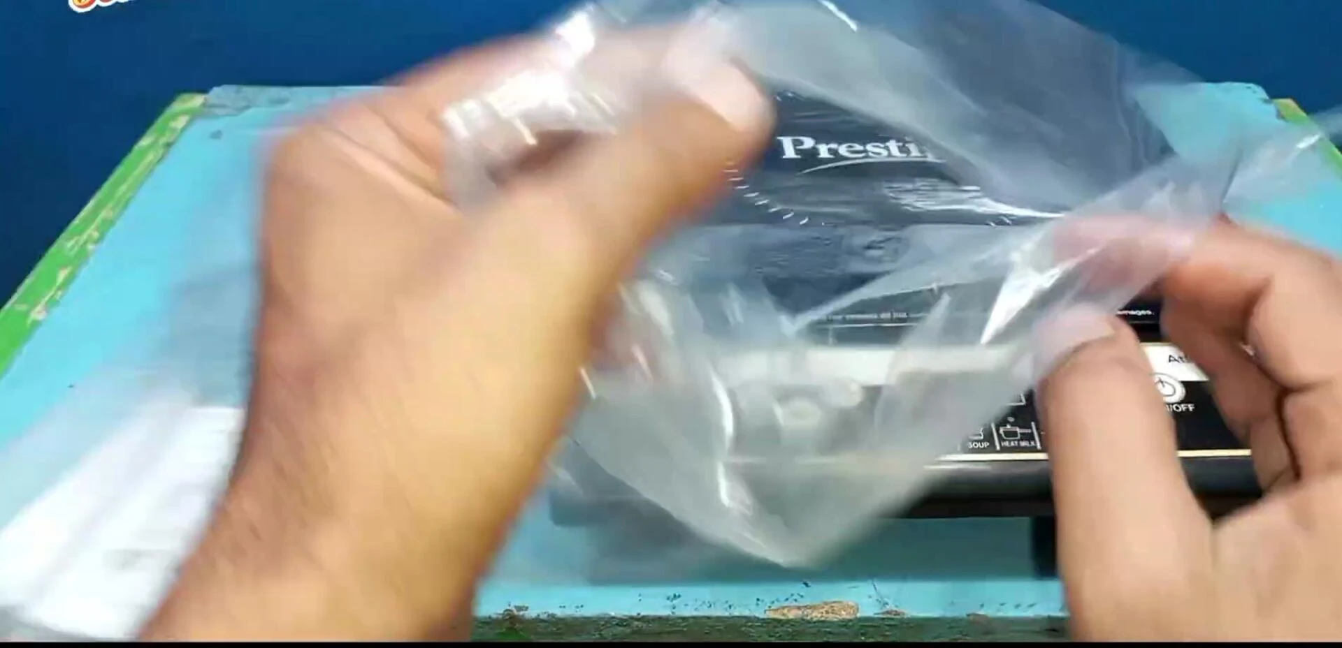 Cooktop and manual in the packaging.