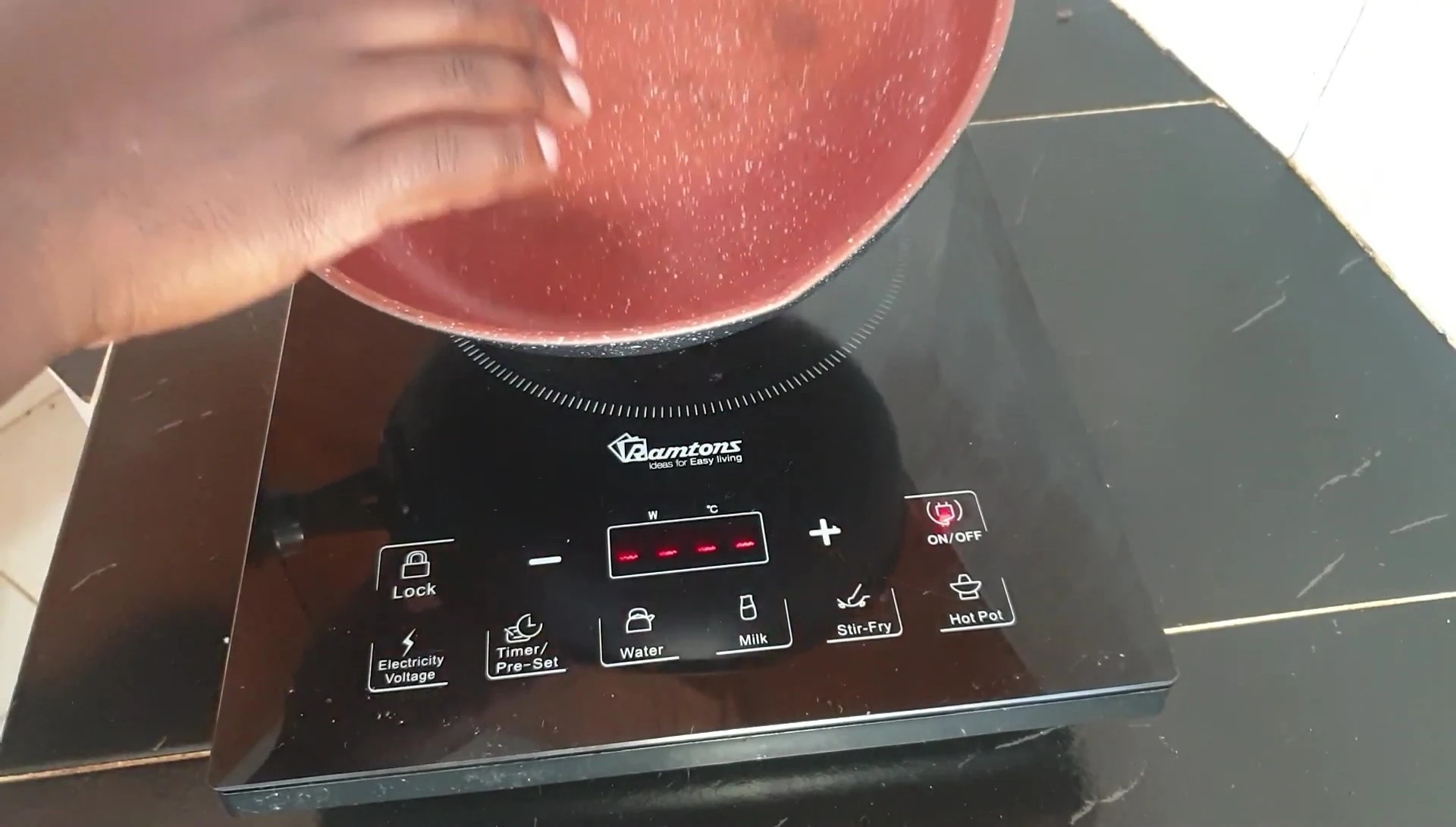 Visual representation of heat generation directly in the pan.