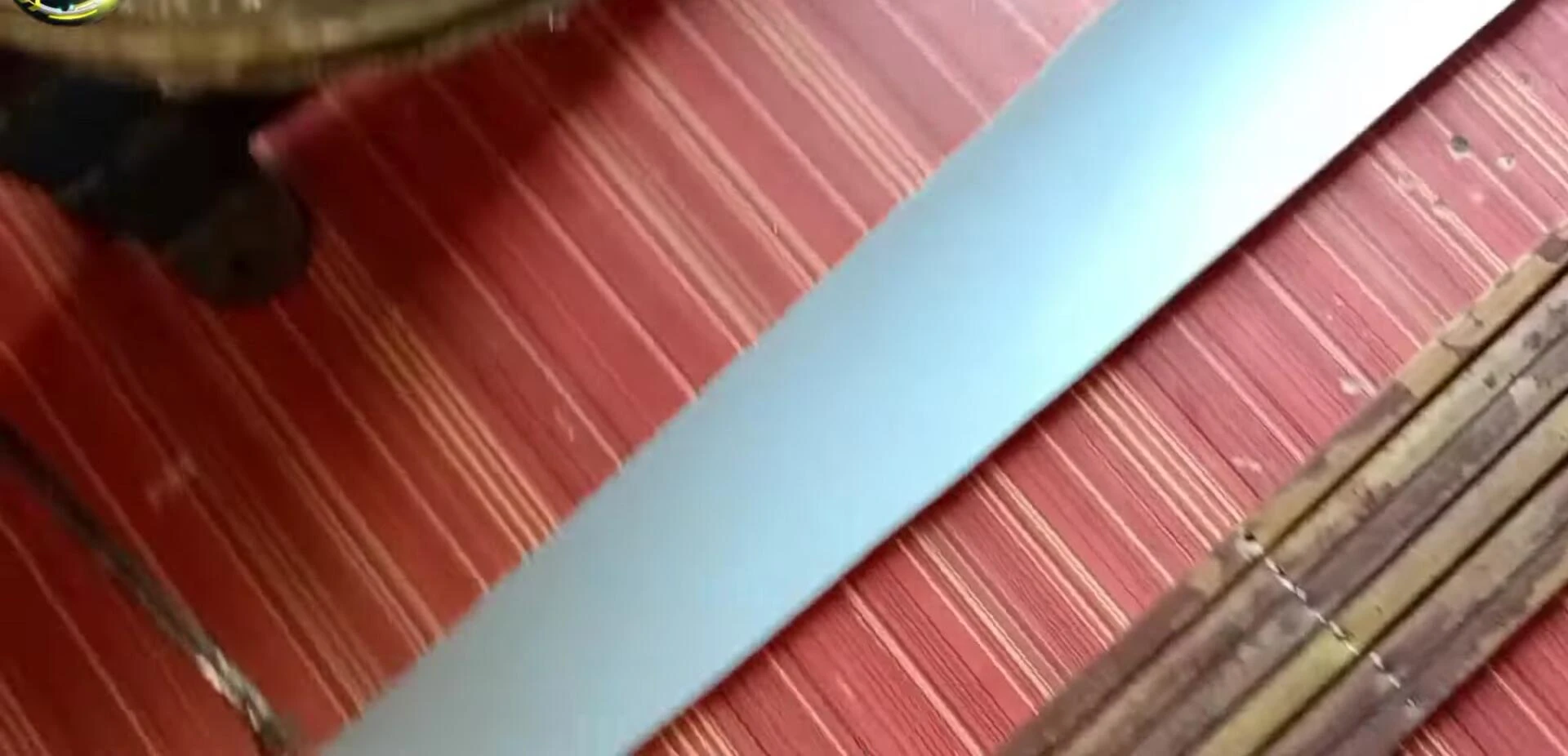 Small pipes securing blades to the dynamo