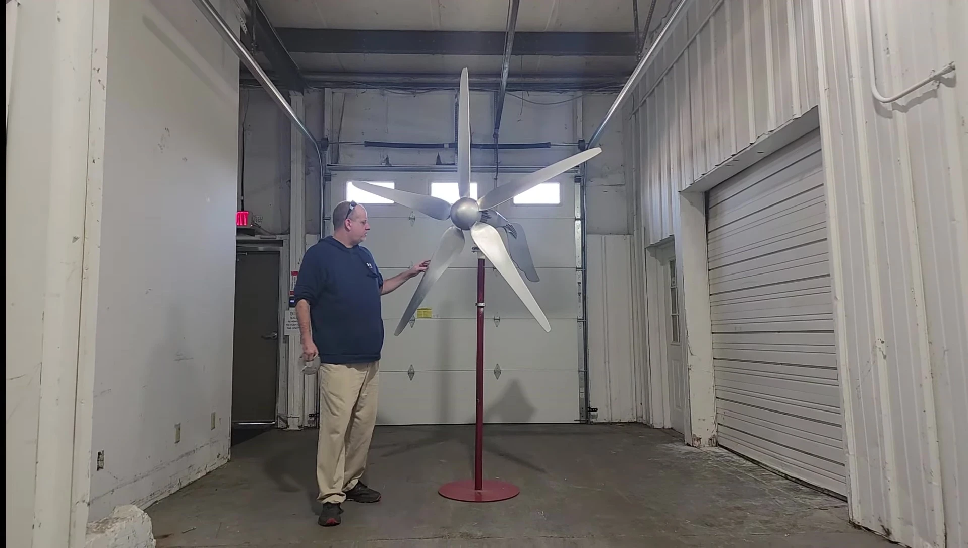 Wind turbine mounted on a pipe