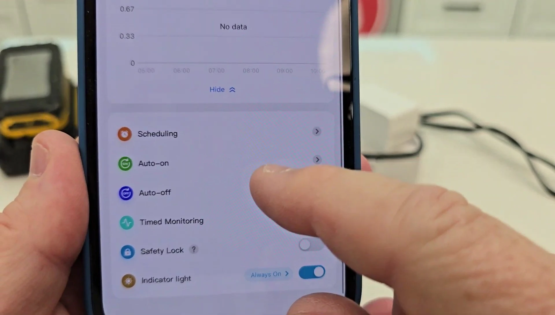 The app interface shows options for managing the indicator light.