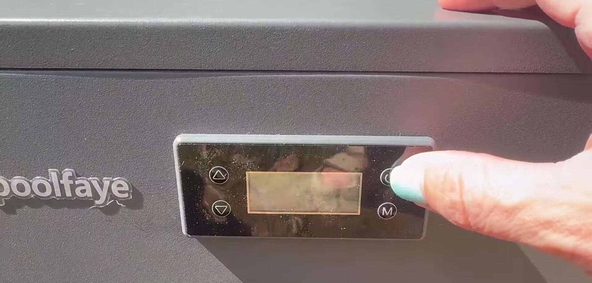 Power on/off switch, manual mode selection, and temperature control buttons.