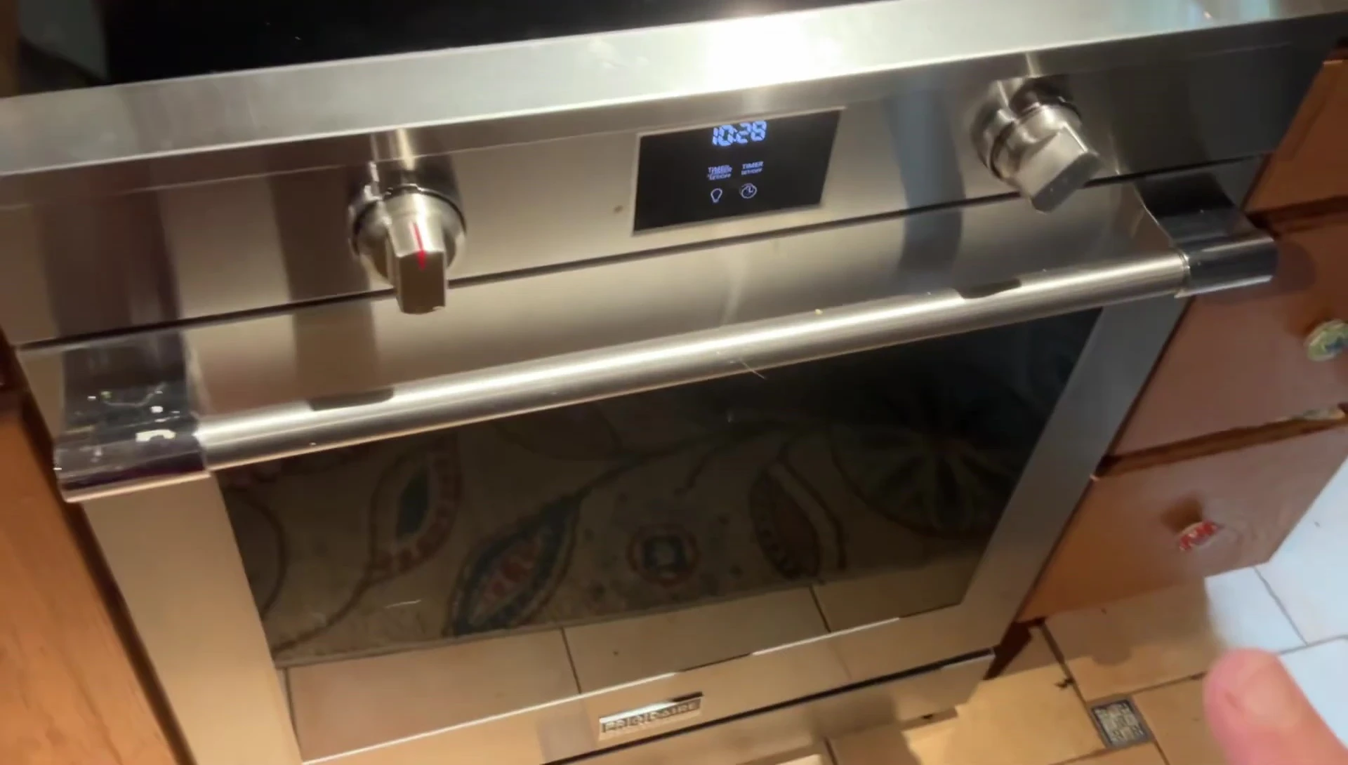 Overview of the Frigidaire oven with air fryer function.