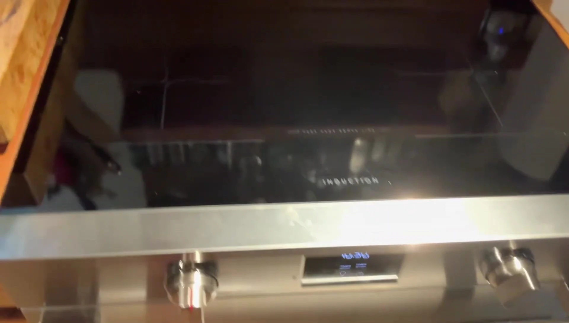 Demonstration of the induction stovetop's quadrants