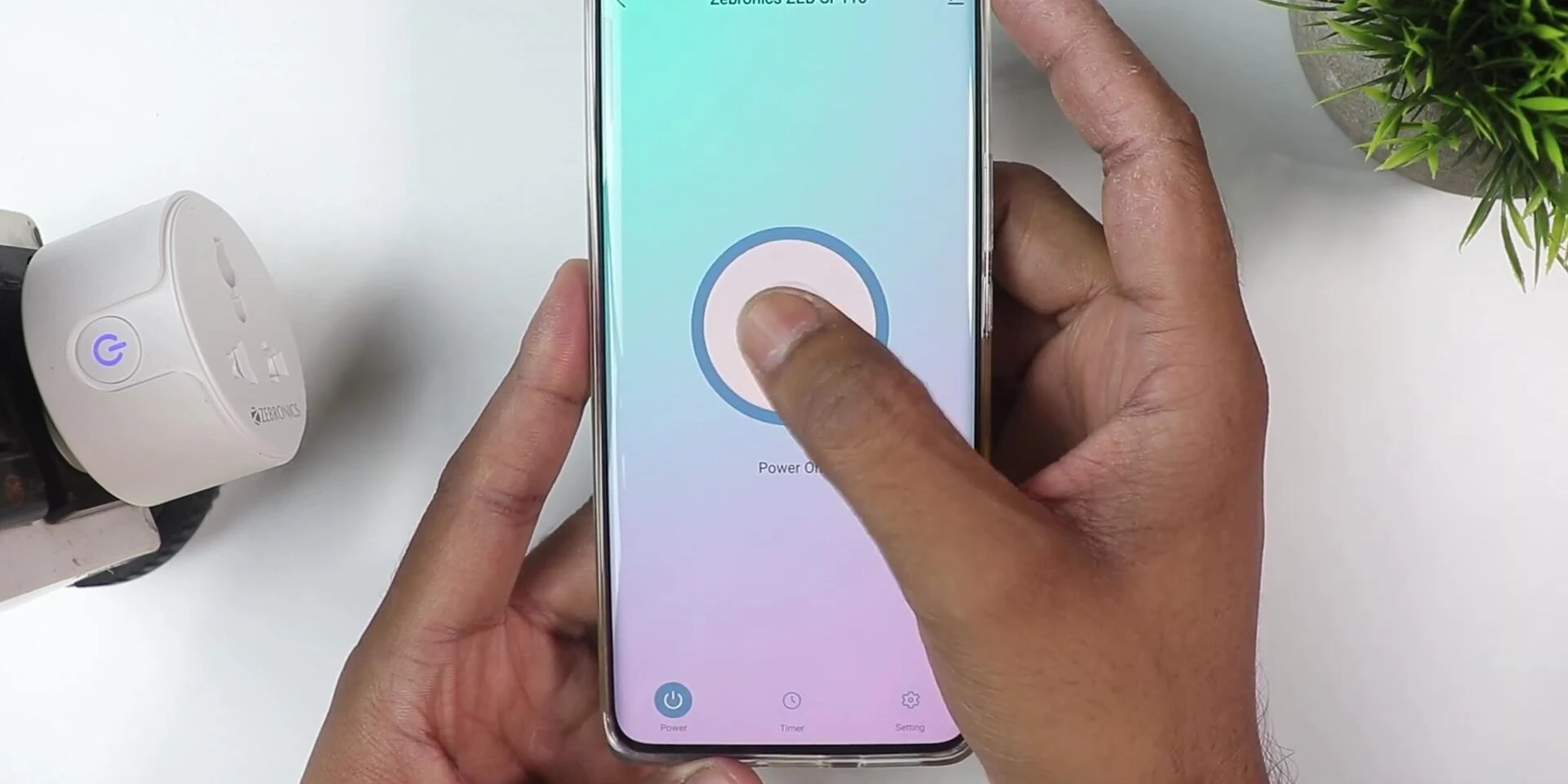 App interface showing the plug's on/off status.
