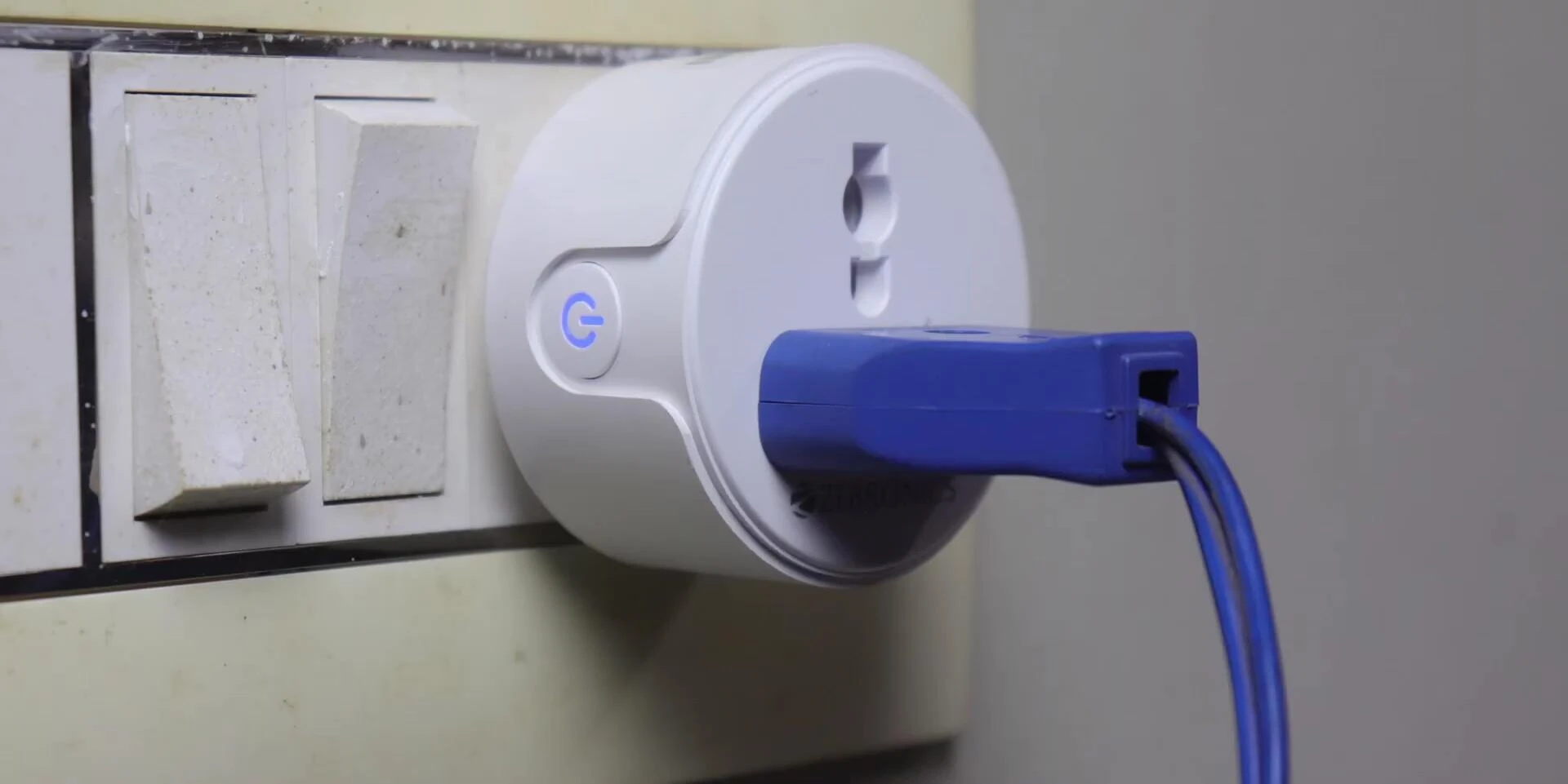 The smart plug showcasing its compatibility with different plug sizes.
