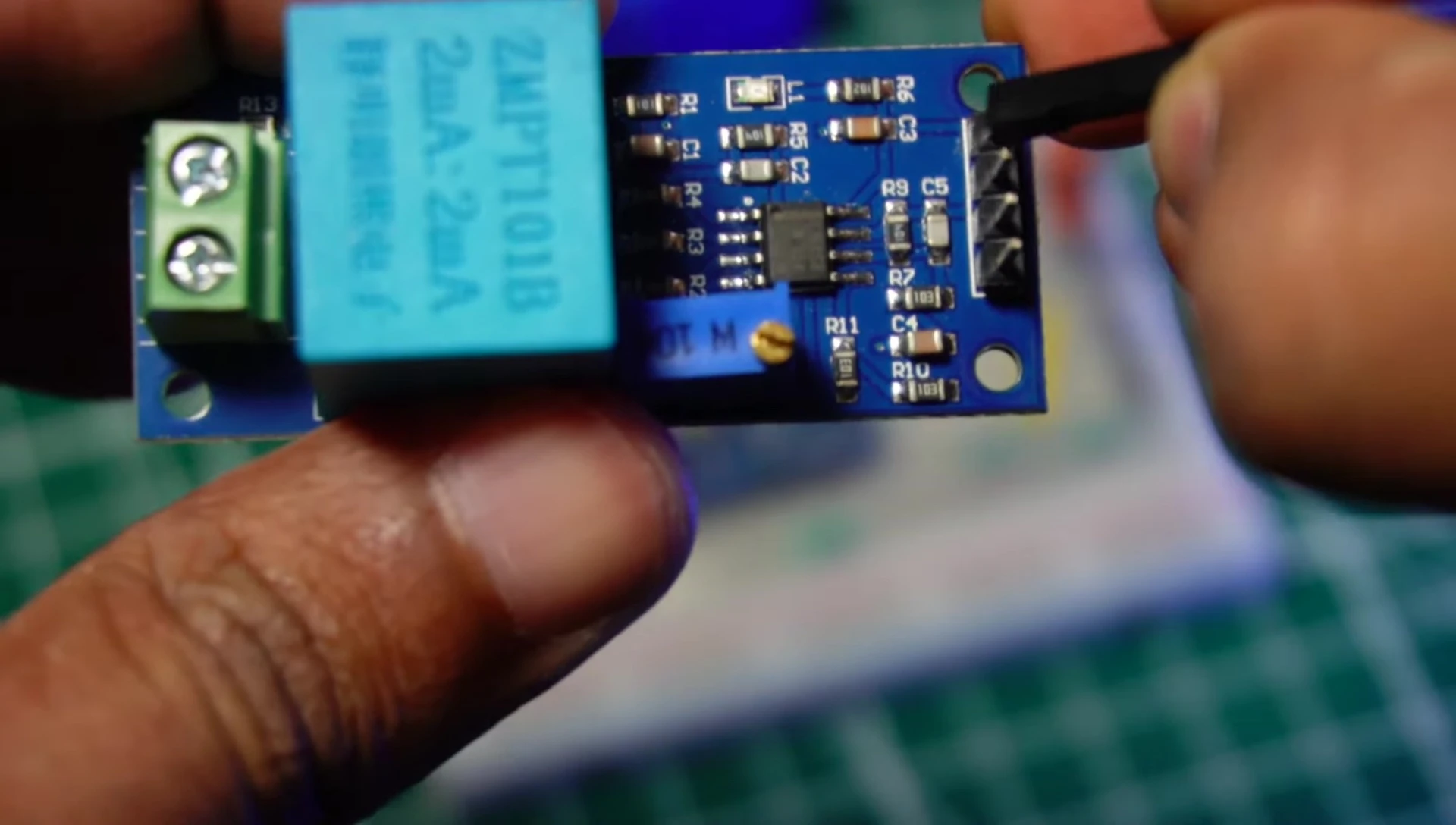 Voltage sensor connections