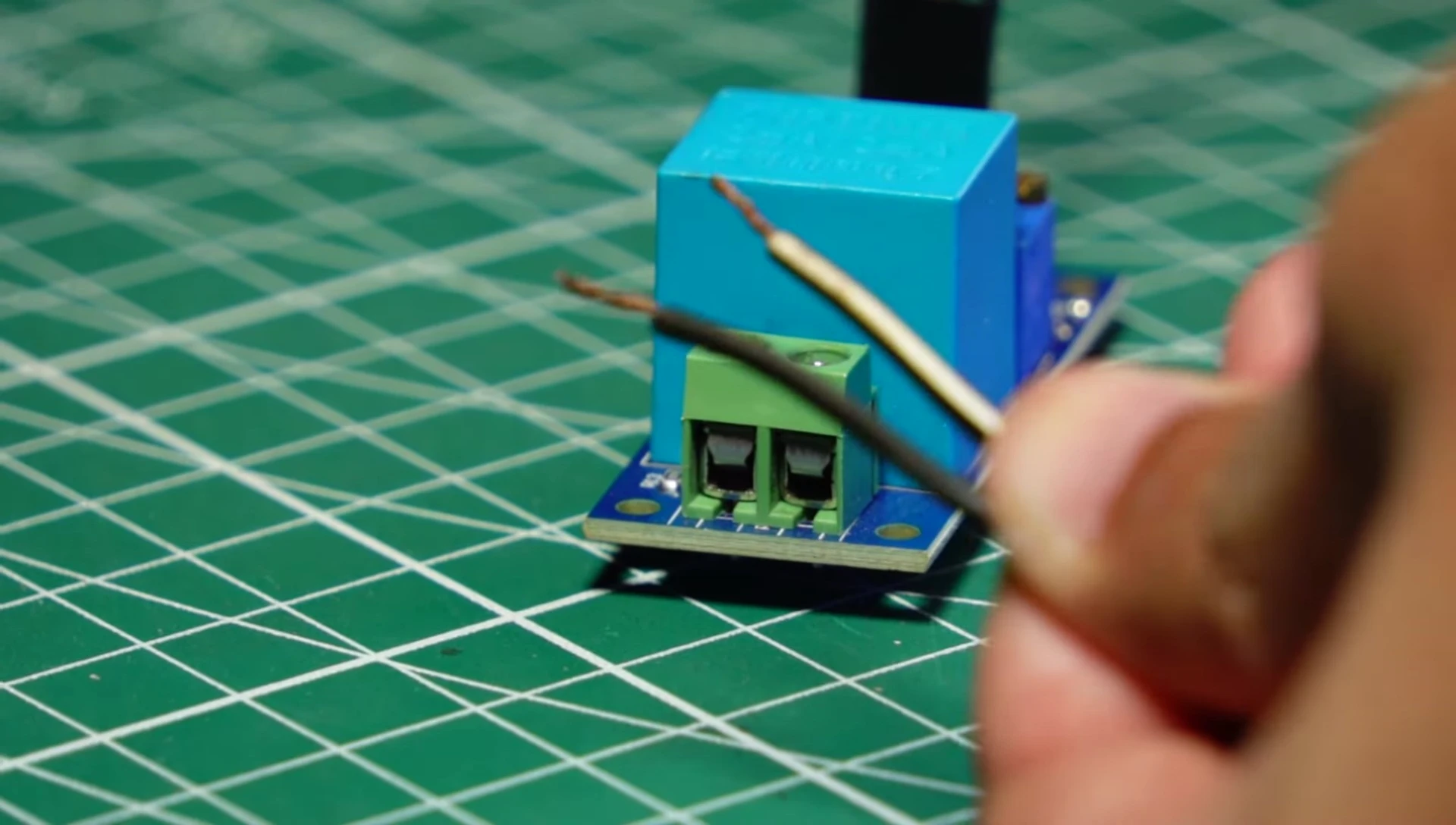 Connecting AC power to voltage sensor