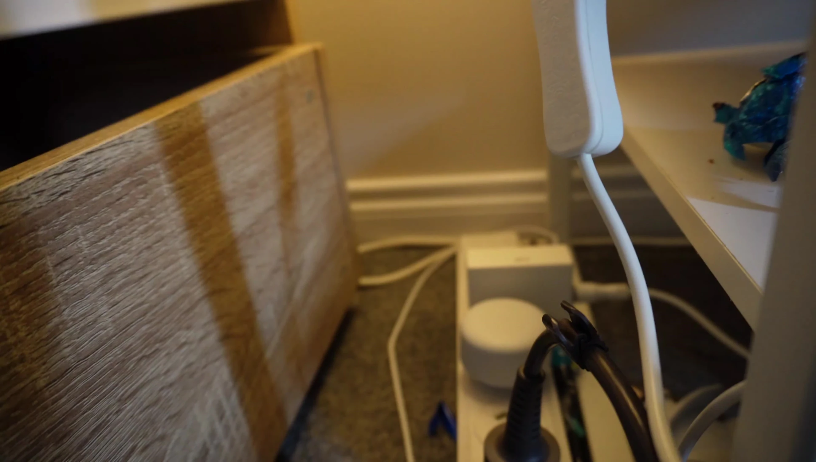 Plugging the electric blanket into the Tapo smart plug
