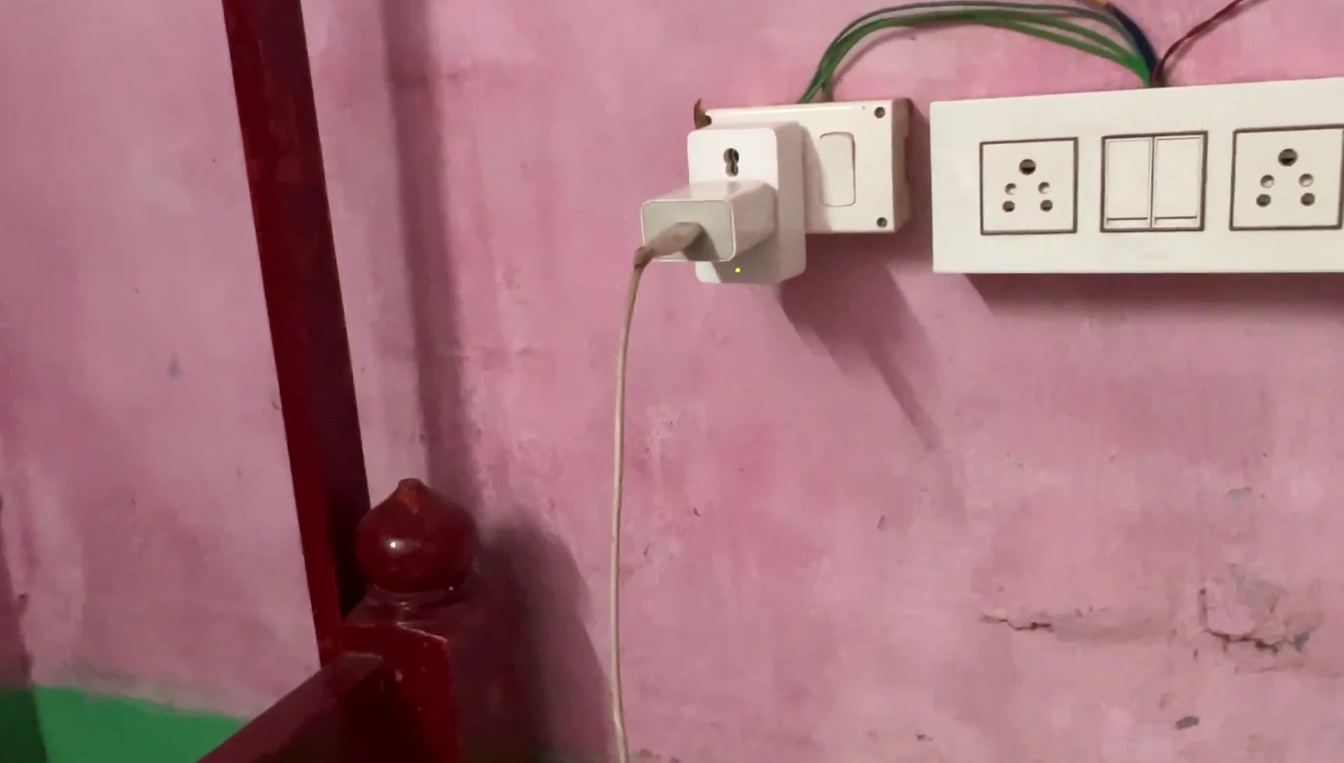 App showing the 6-watt energy consumption of a phone charger