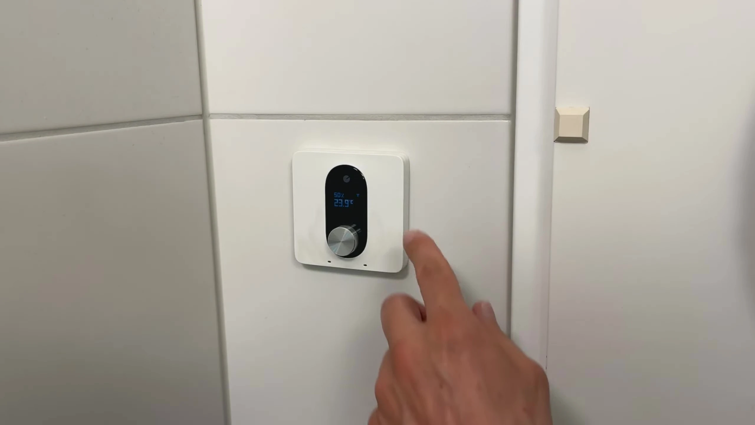 The Shelly LinkedGo thermostat - demonstrating the ease of use and functionality.