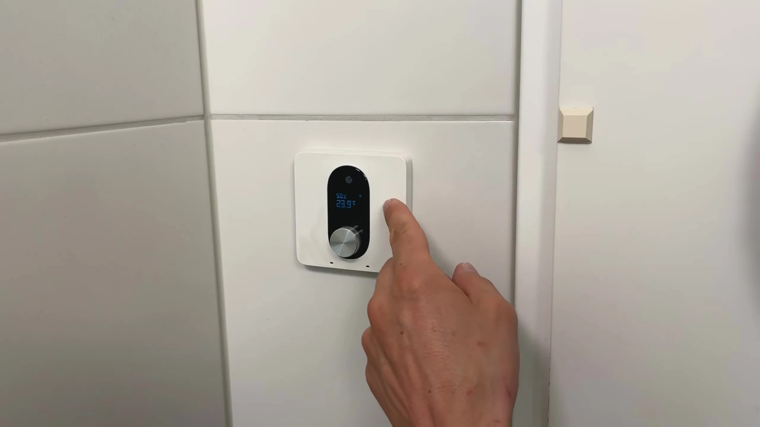 The Shelly LinkedGo thermostat, highlighting its all-in-one design.