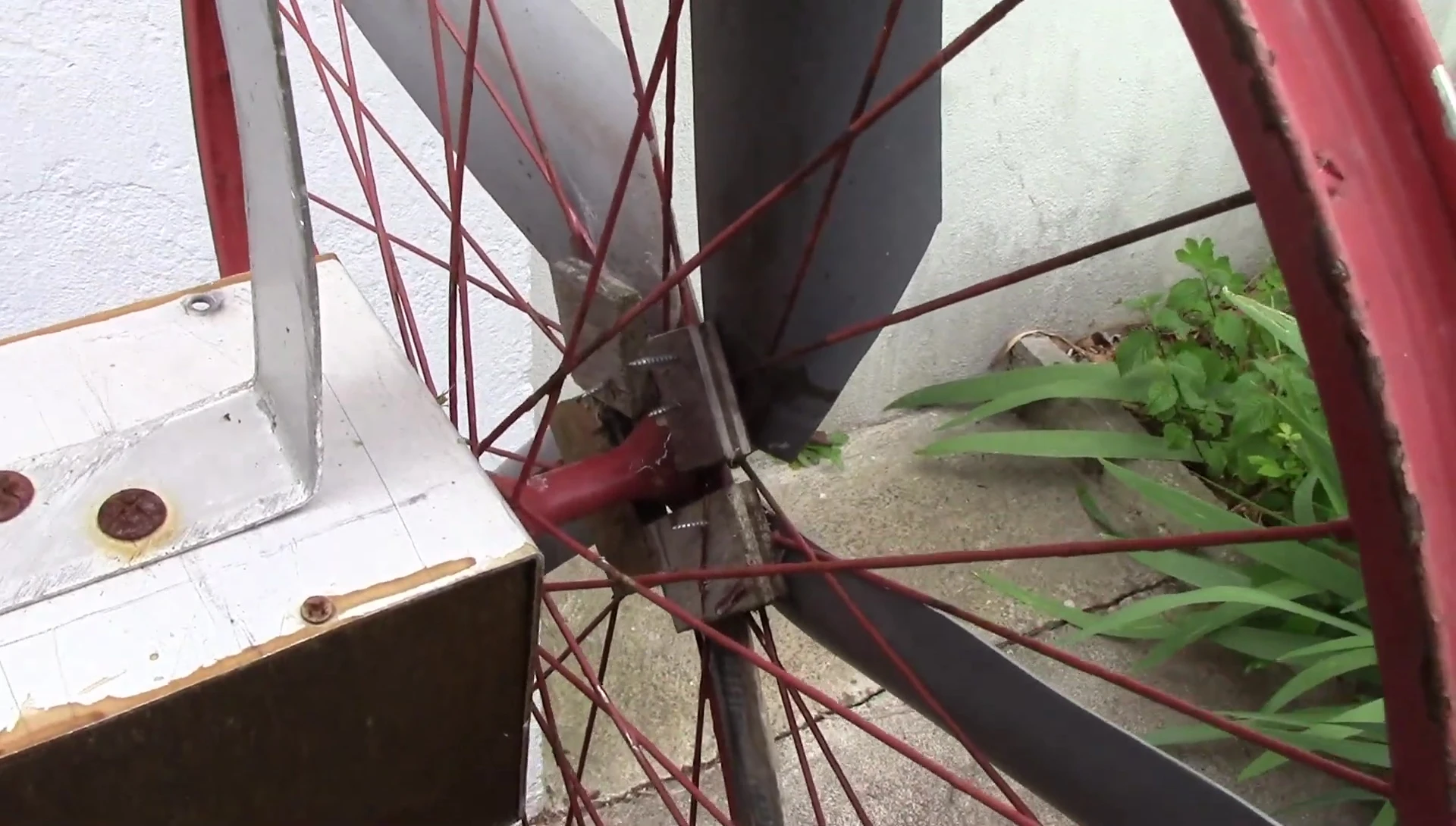 Blade mounting on the bike rim