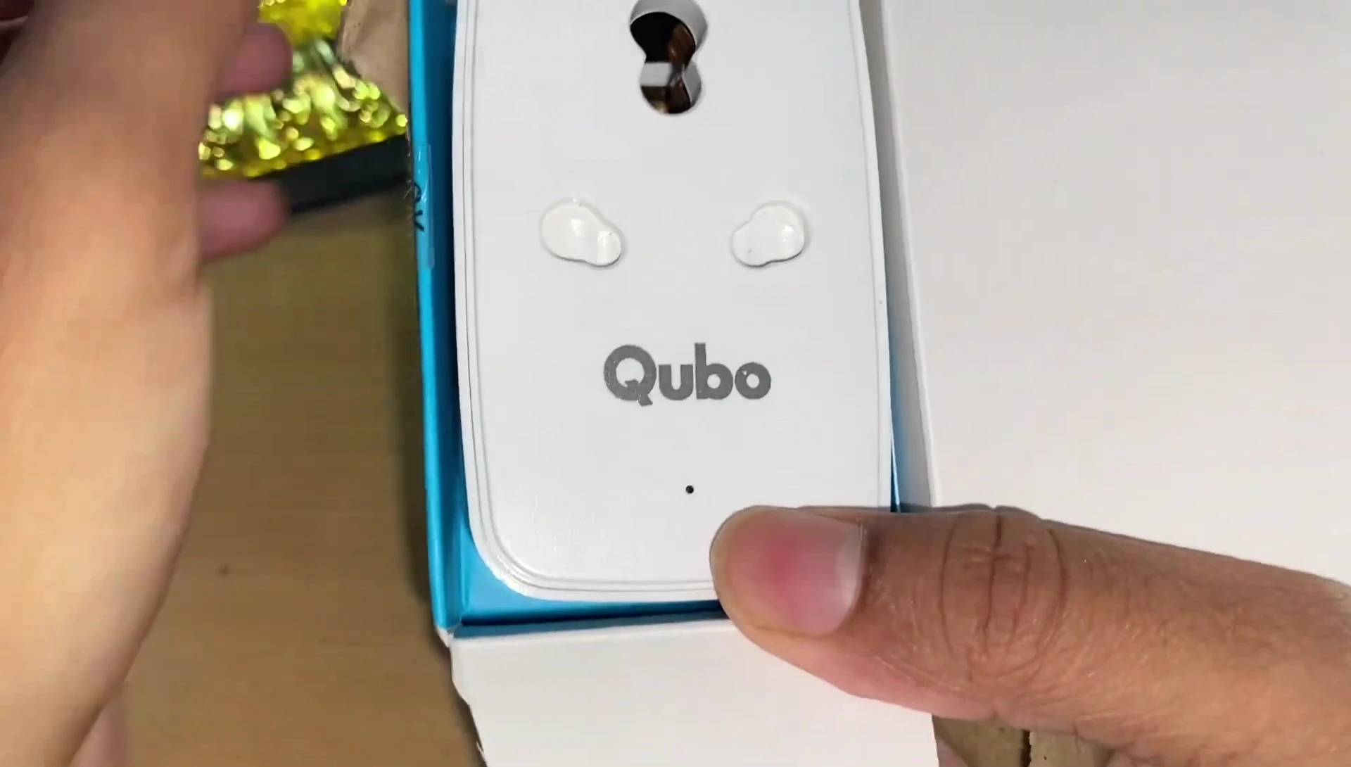 Close-up of the QUBO 16A smart plug.