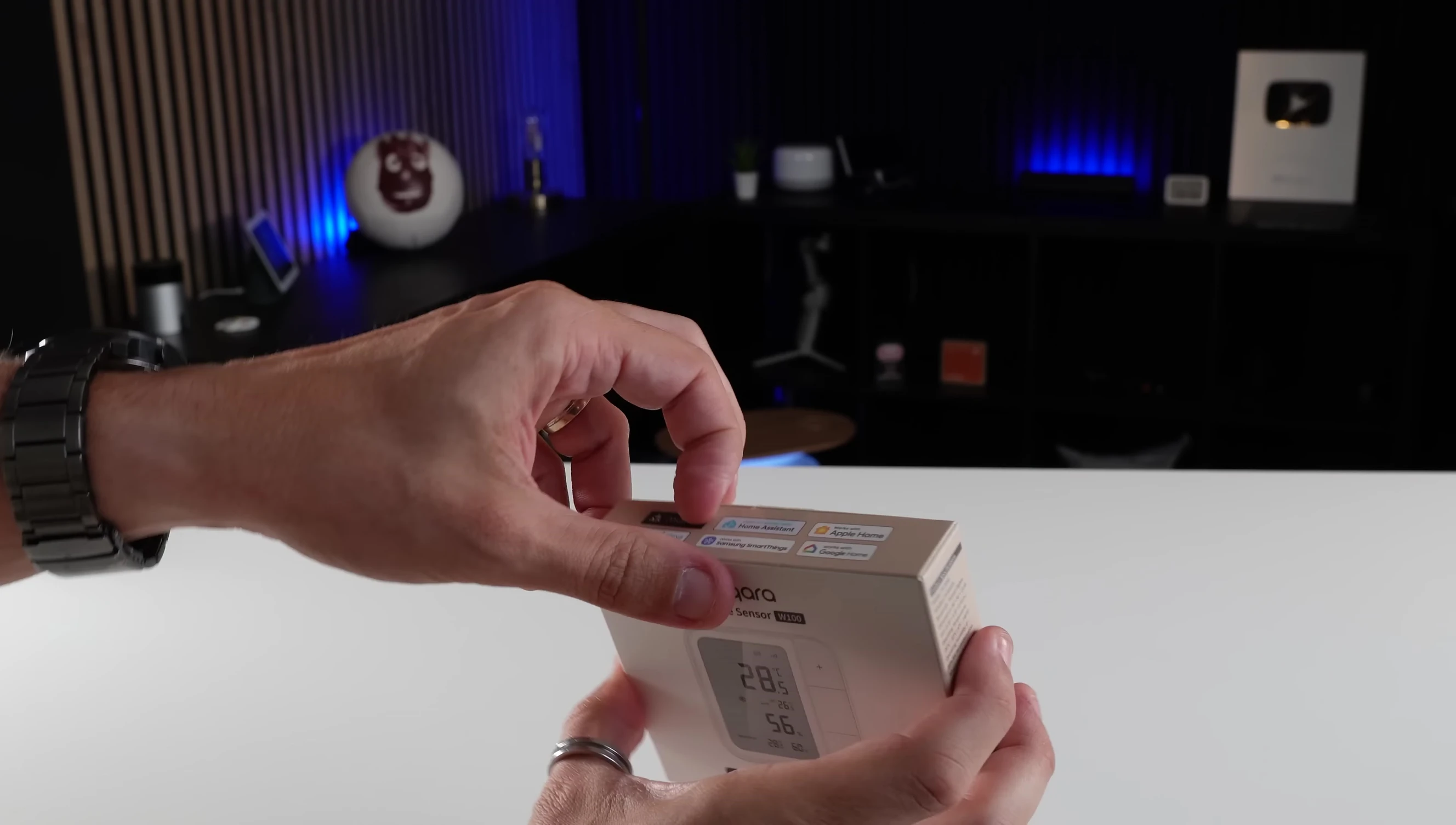 The Aqara W100 Smart Room Thermostat