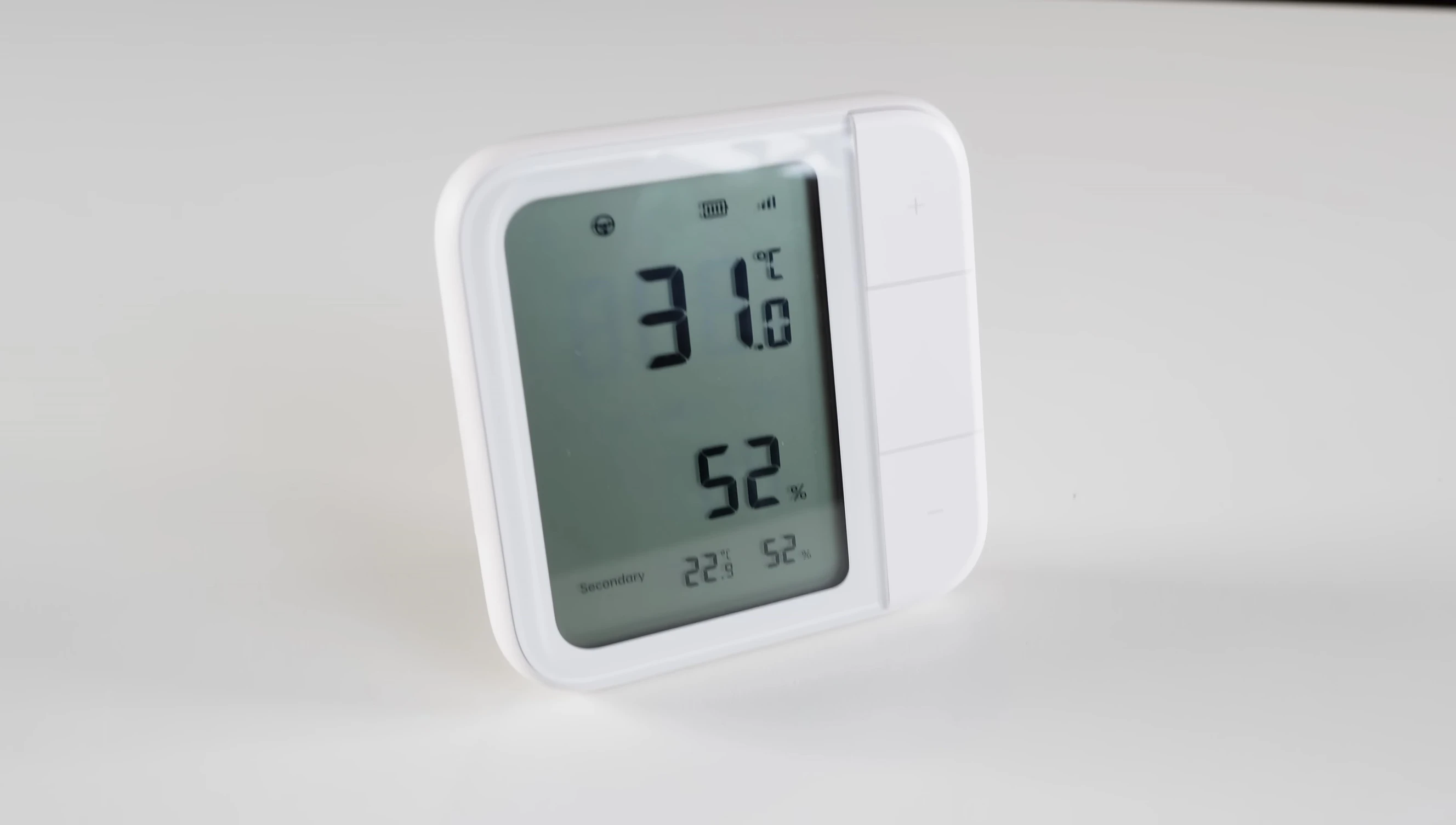 The Aqara W100 Thermostat showing the screen
