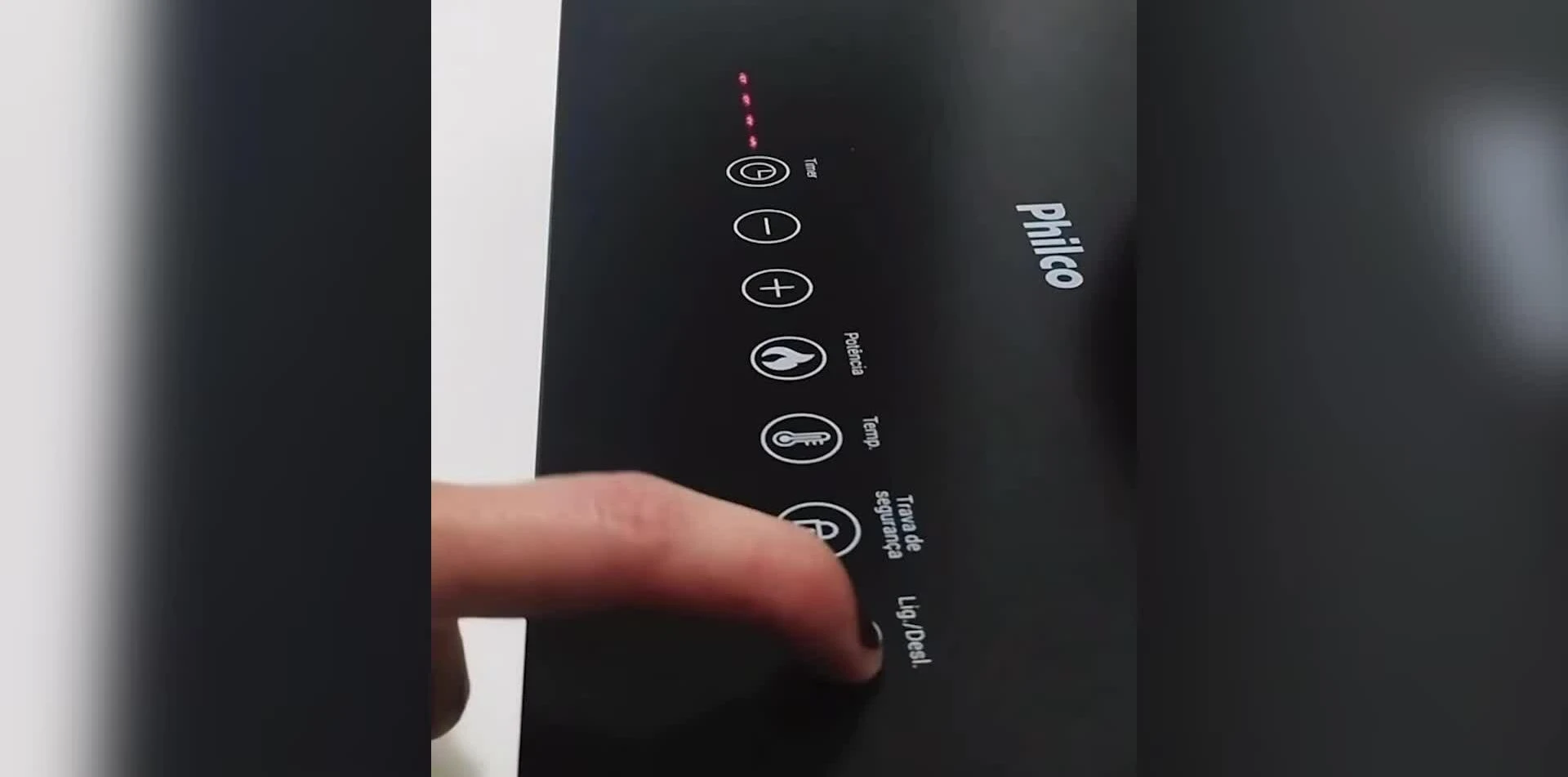Image highlighting the ease of cleaning on the cooktop's surface.