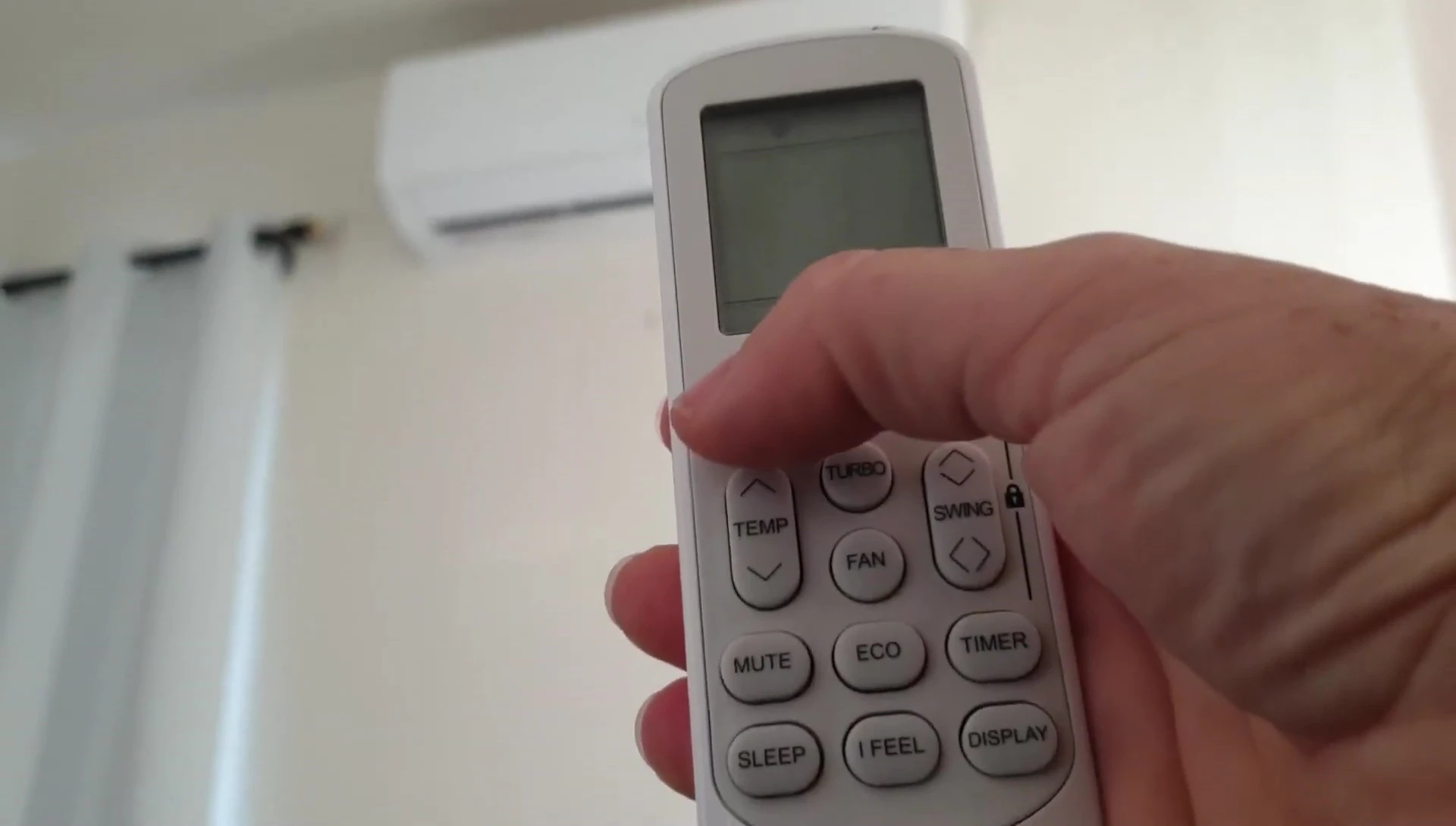 Screenshot of the remote control and the unit's LED display showing the temperature.