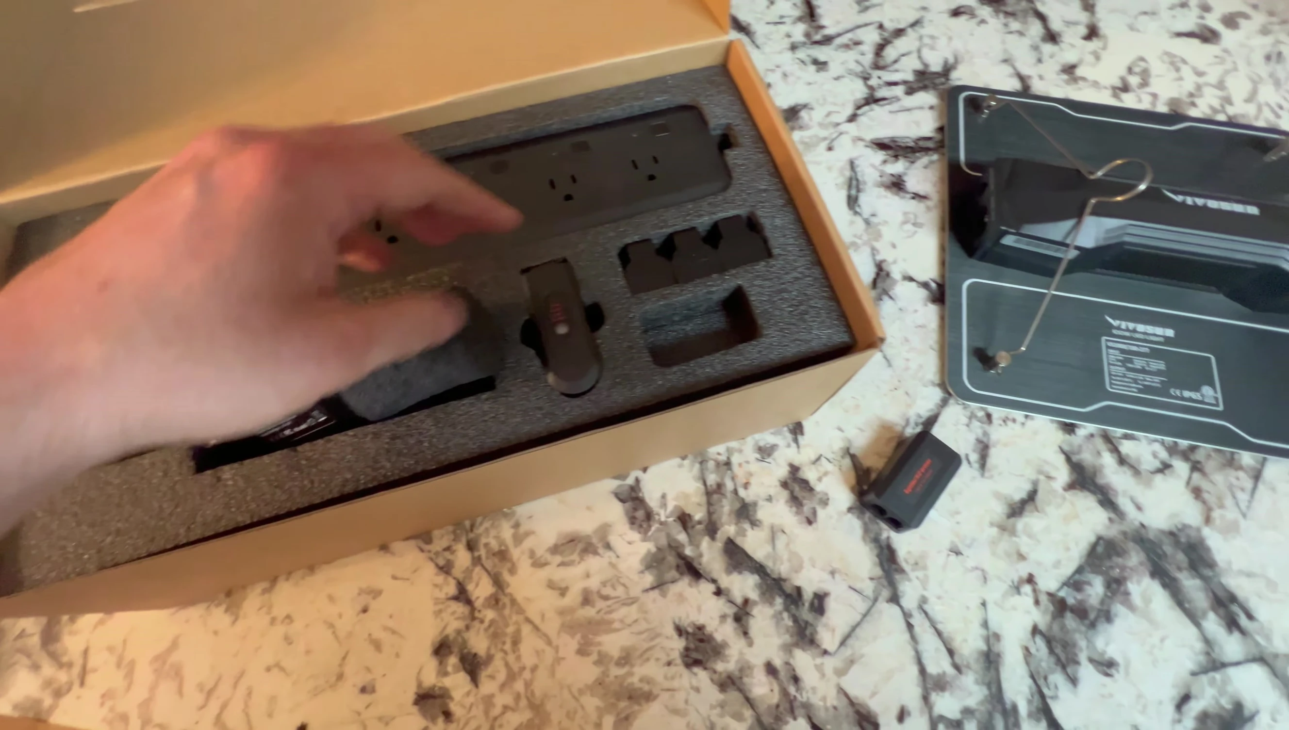 Overview of the included accessories: moisture meter, temp/humidity sensor, RJ12 splitters, and cables.