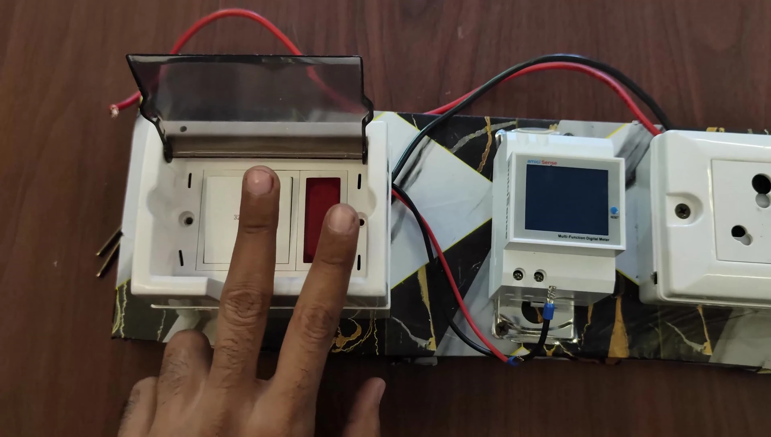 Visual guide to the meter's connection points.