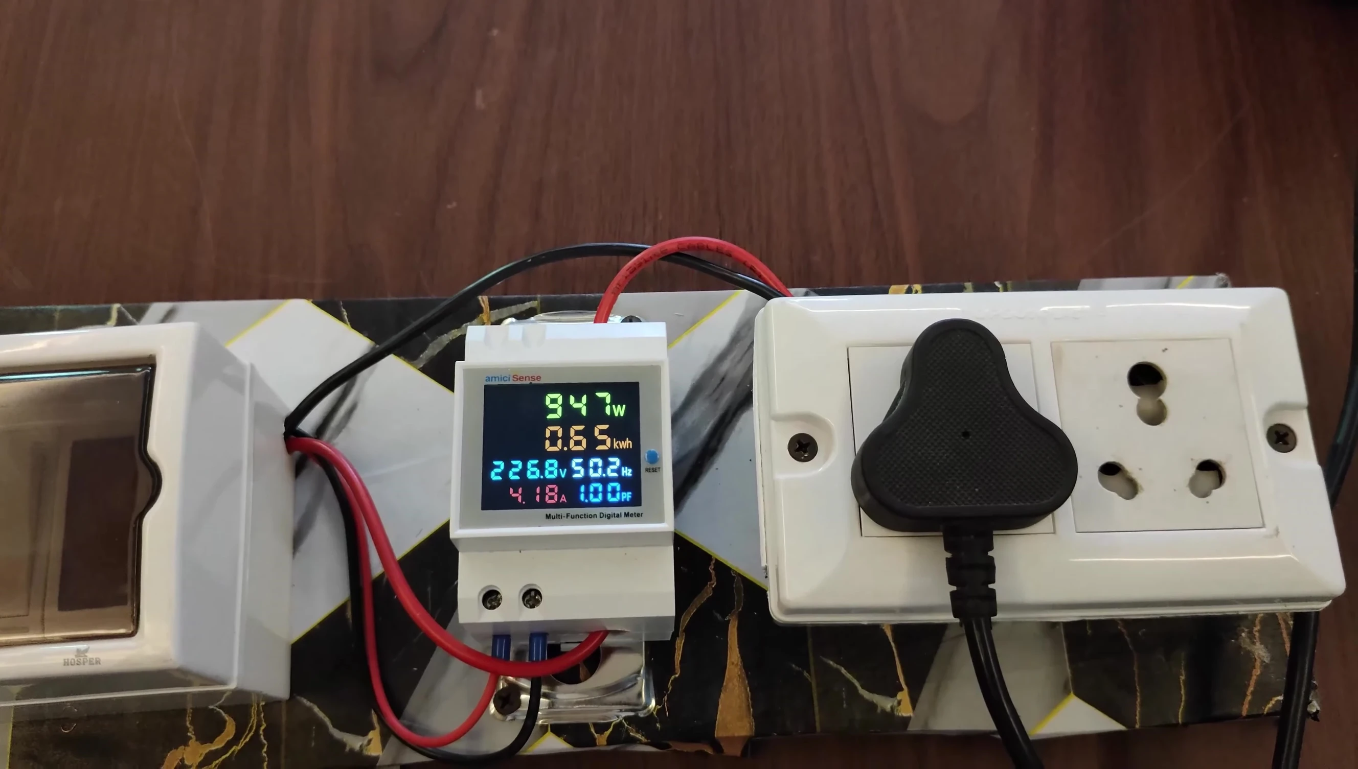 Meter readings while the room heater is operating, demonstrating real-time data.