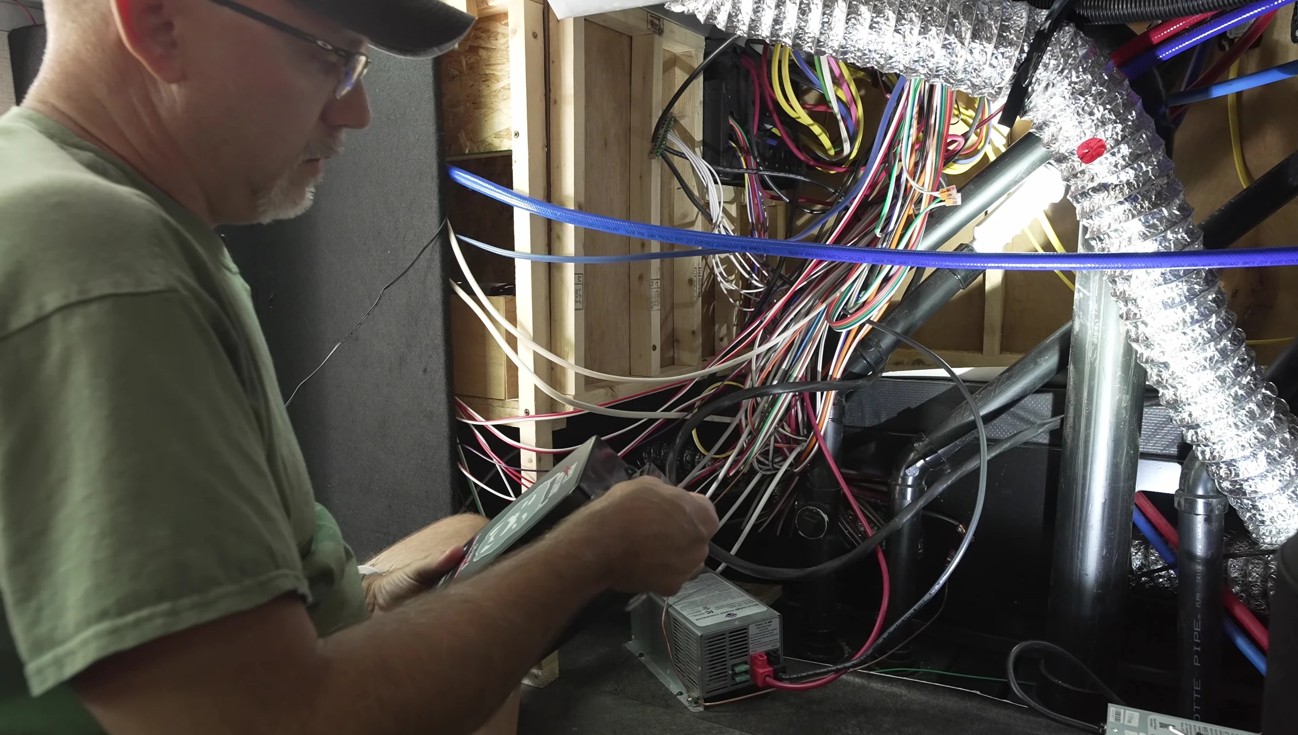 Screenshot showing the Power Watchdog being mounted.
