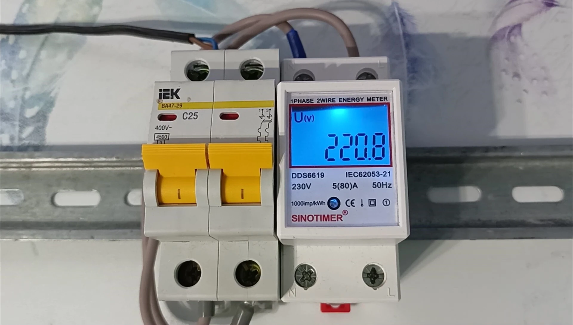 The meter's specifications regarding temperature and humidity tolerance