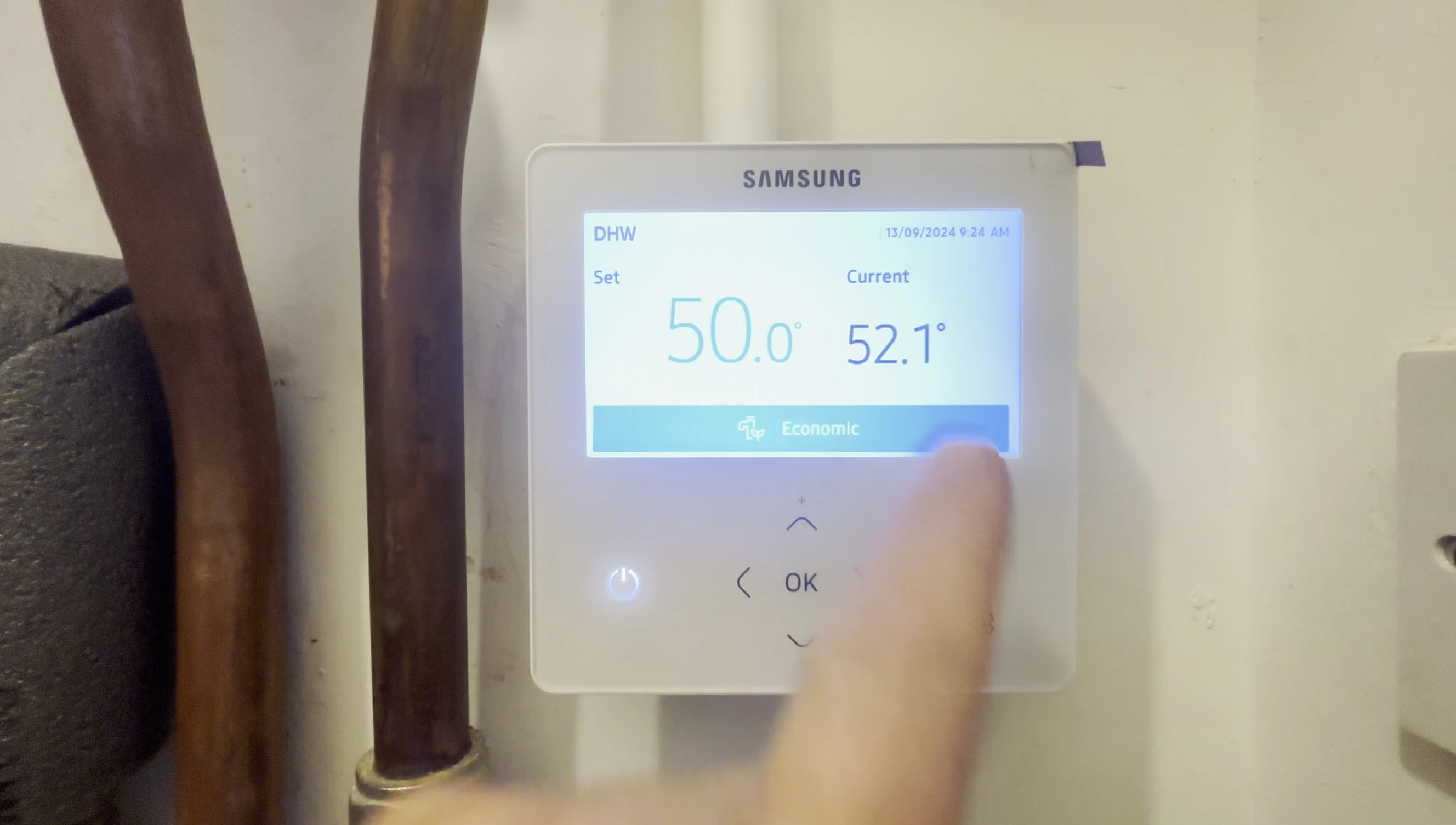 Screenshot showing hot water settings, including tank and set temperature.