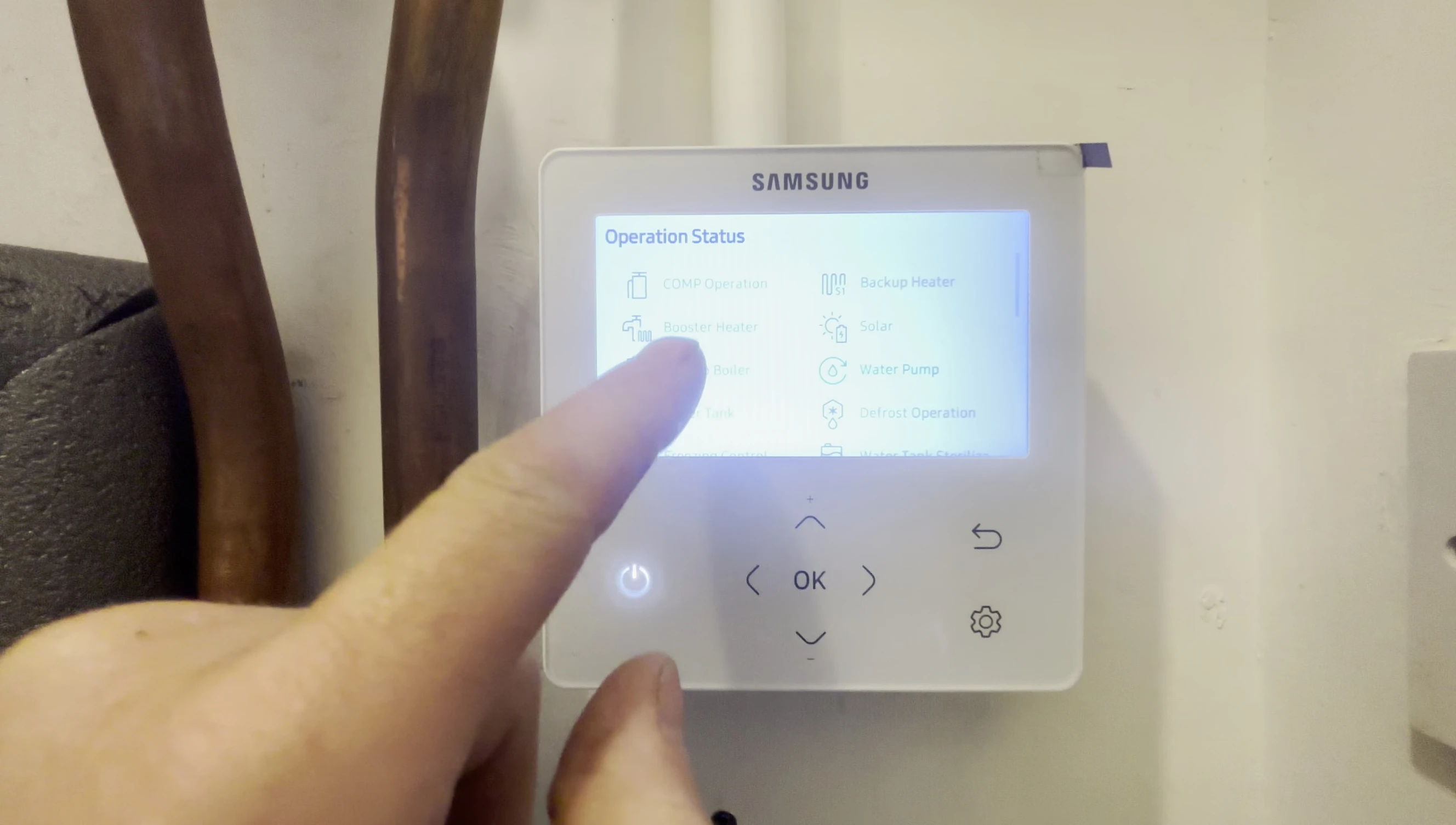 Screenshot showing the system monitoring screen, highlighting active components.